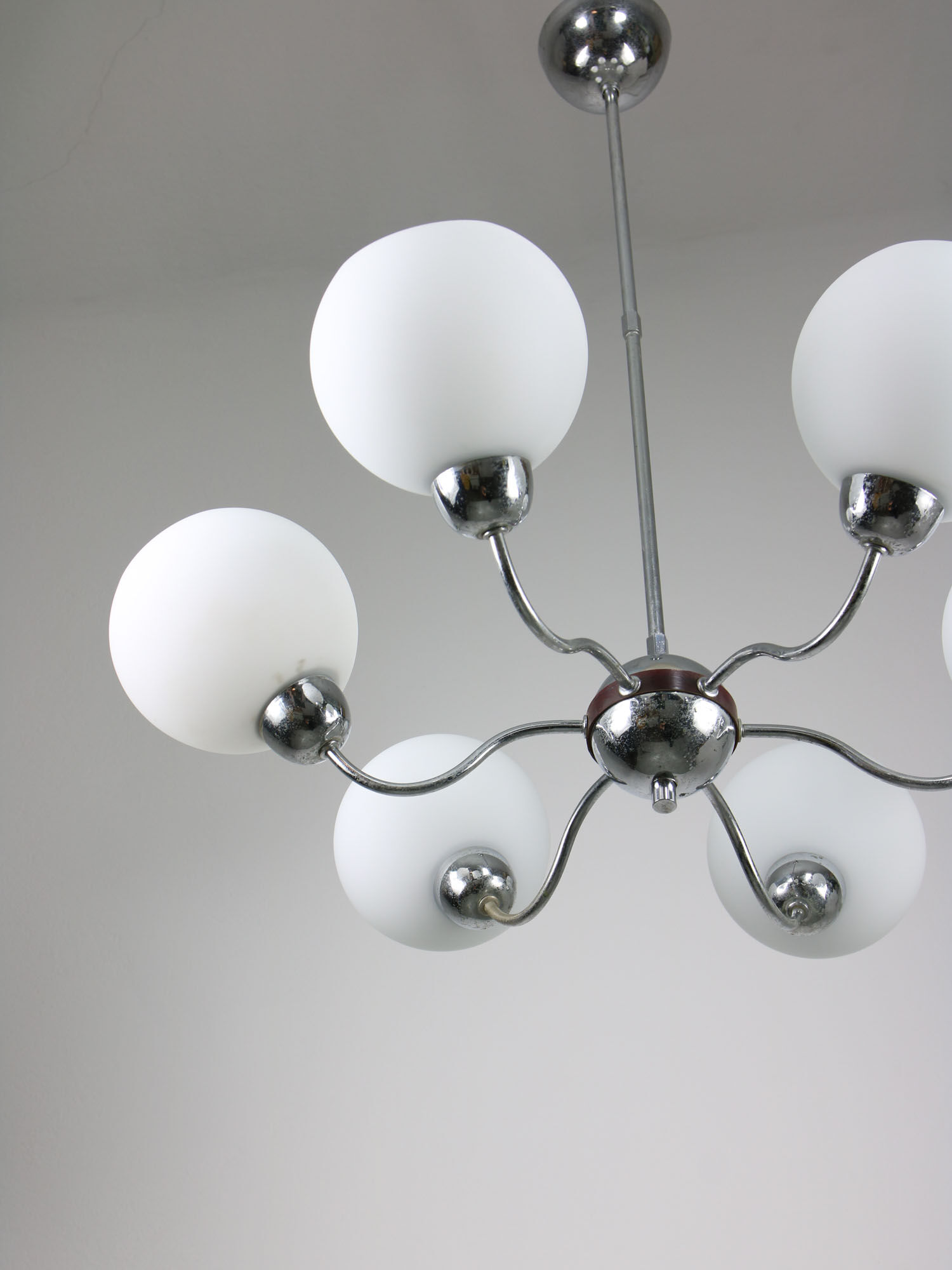 Lustre italien en chrome et opalin du milieu du siècle