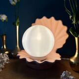 Lampe vintage en forme de coquillage en céramique et opaline.