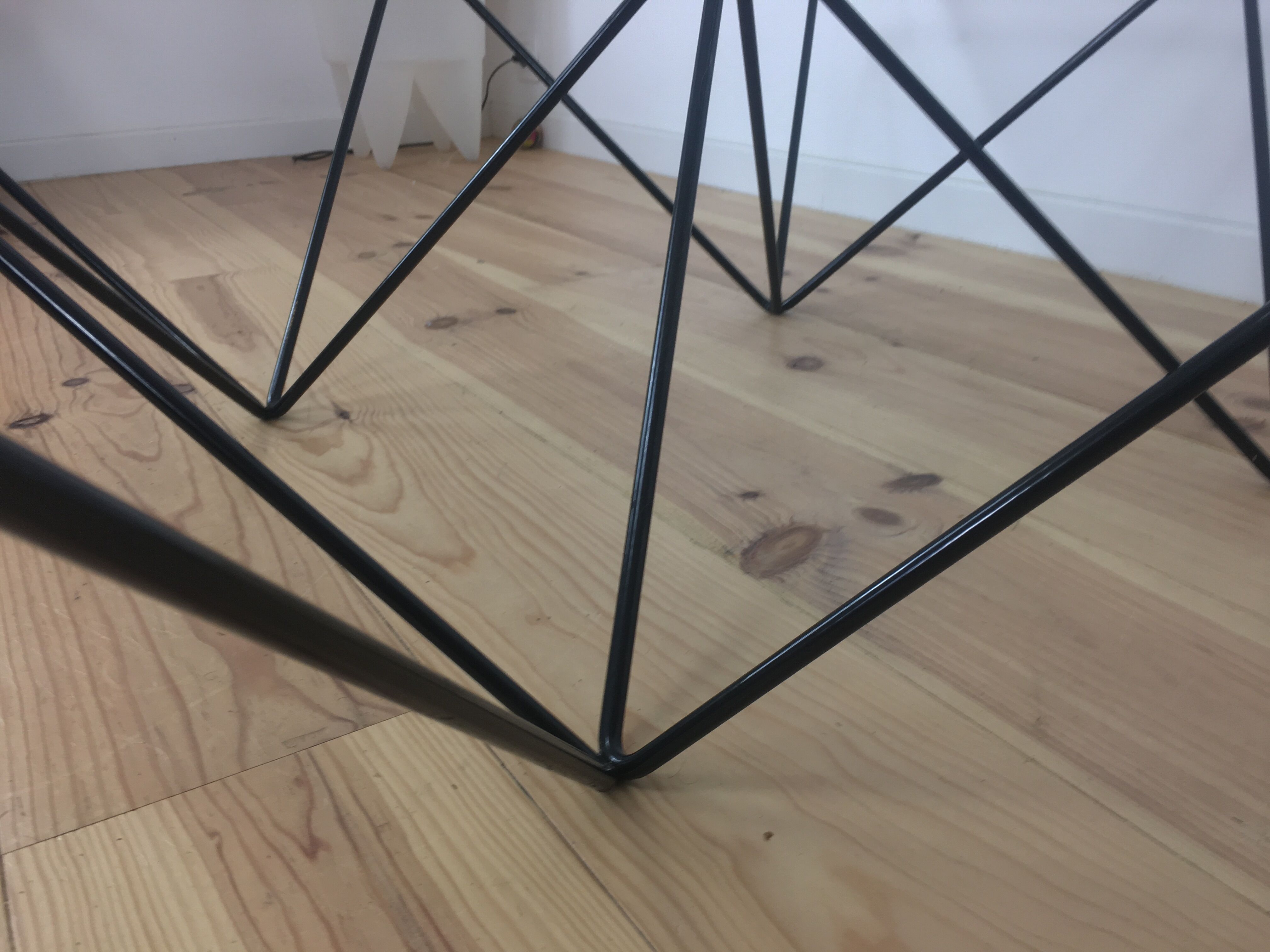 Table basse fil d'acier et plateau en verre