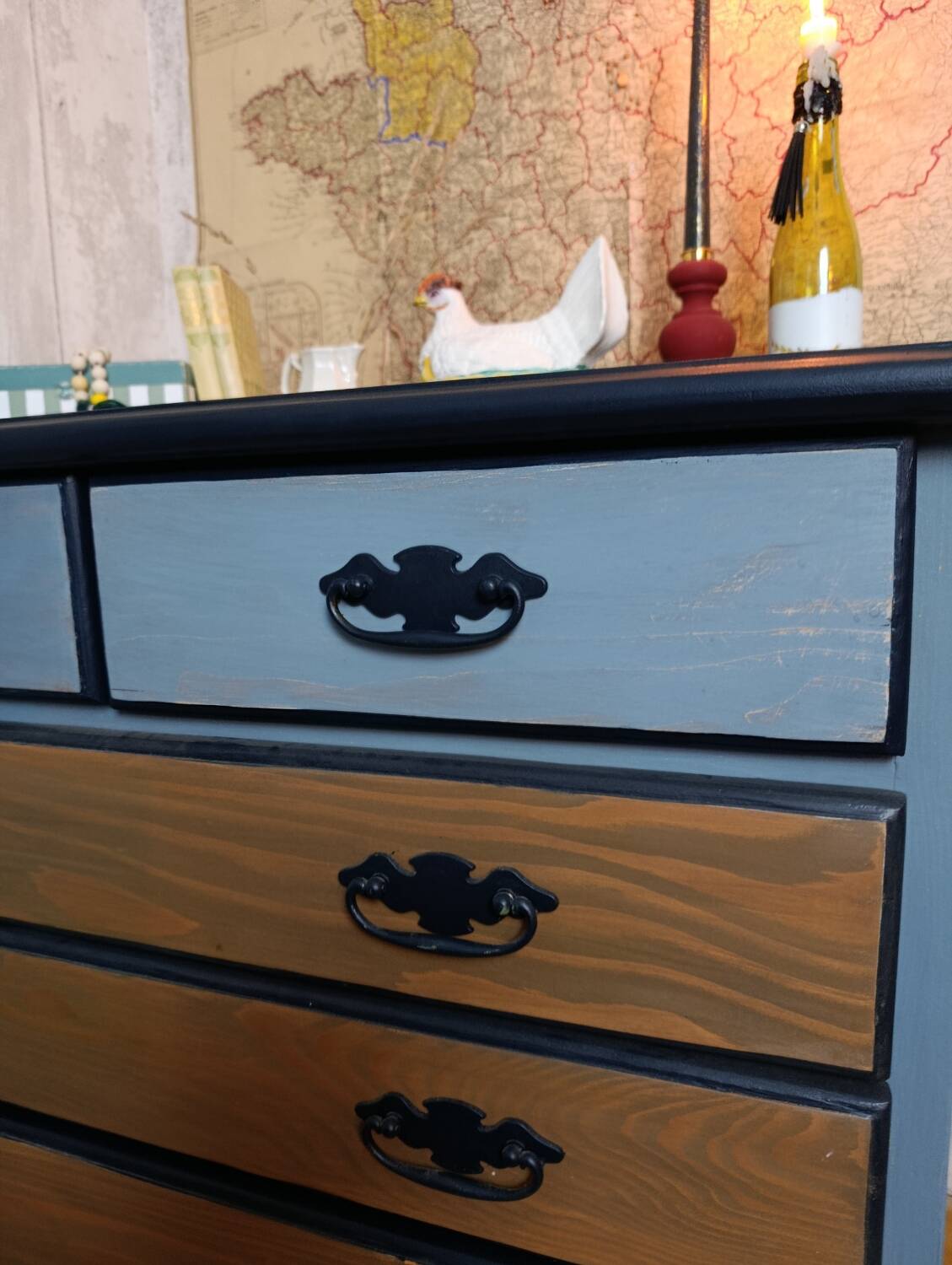 Chest of drawers with 5 drawers in solid dark wood and patinated blue.