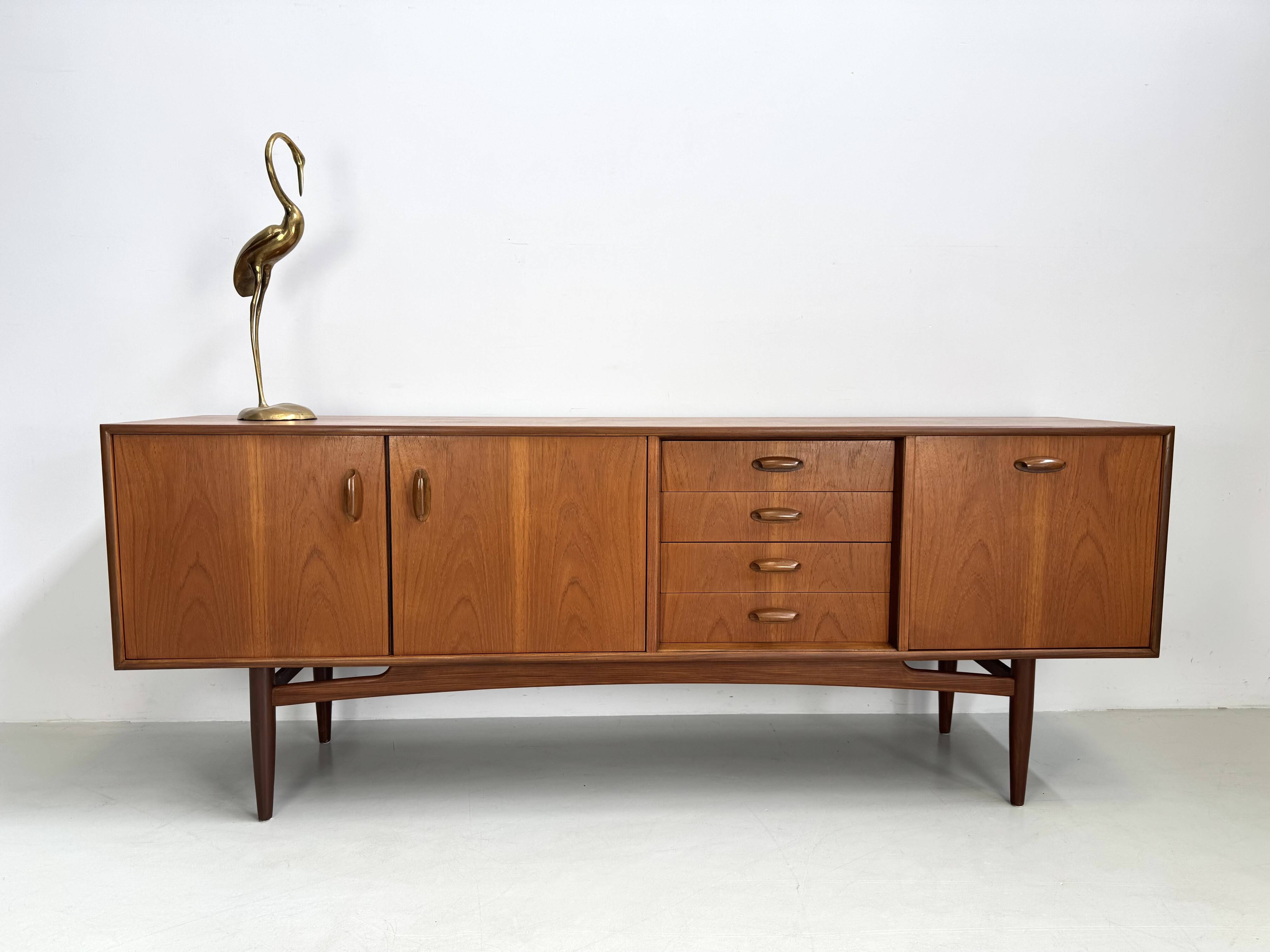 Vintage dressoir van G-Plan design Victor Wilkins uit de "Brasilia"