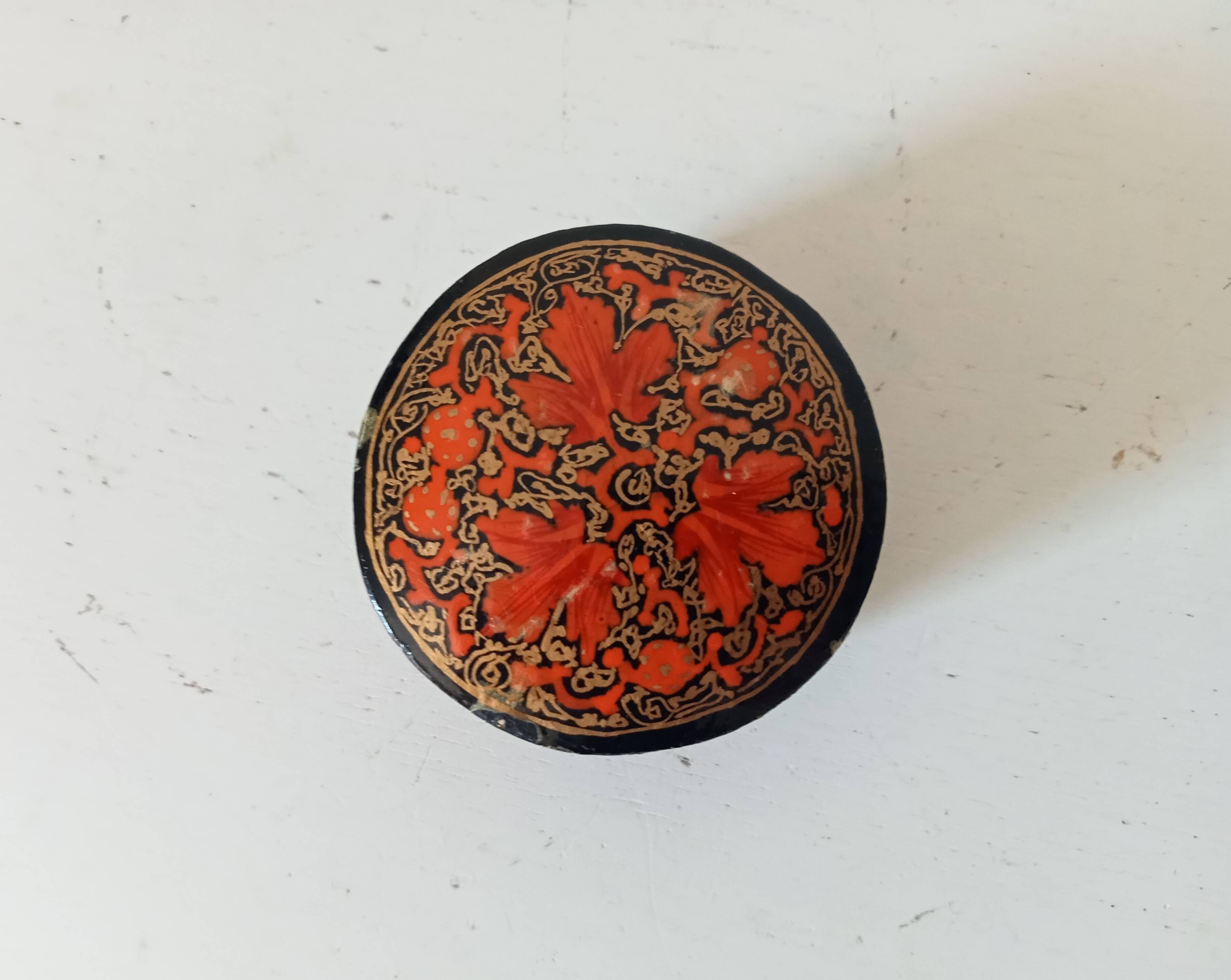 Small antique Kashmiri bonbonnière/pillbox in papier-mâché.