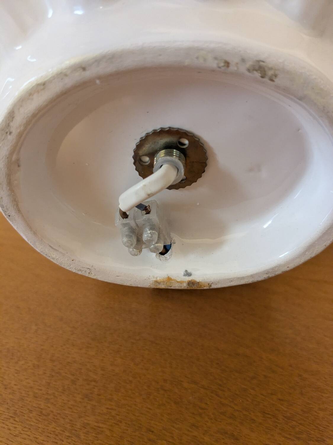 Vintage ceramic shell lamp