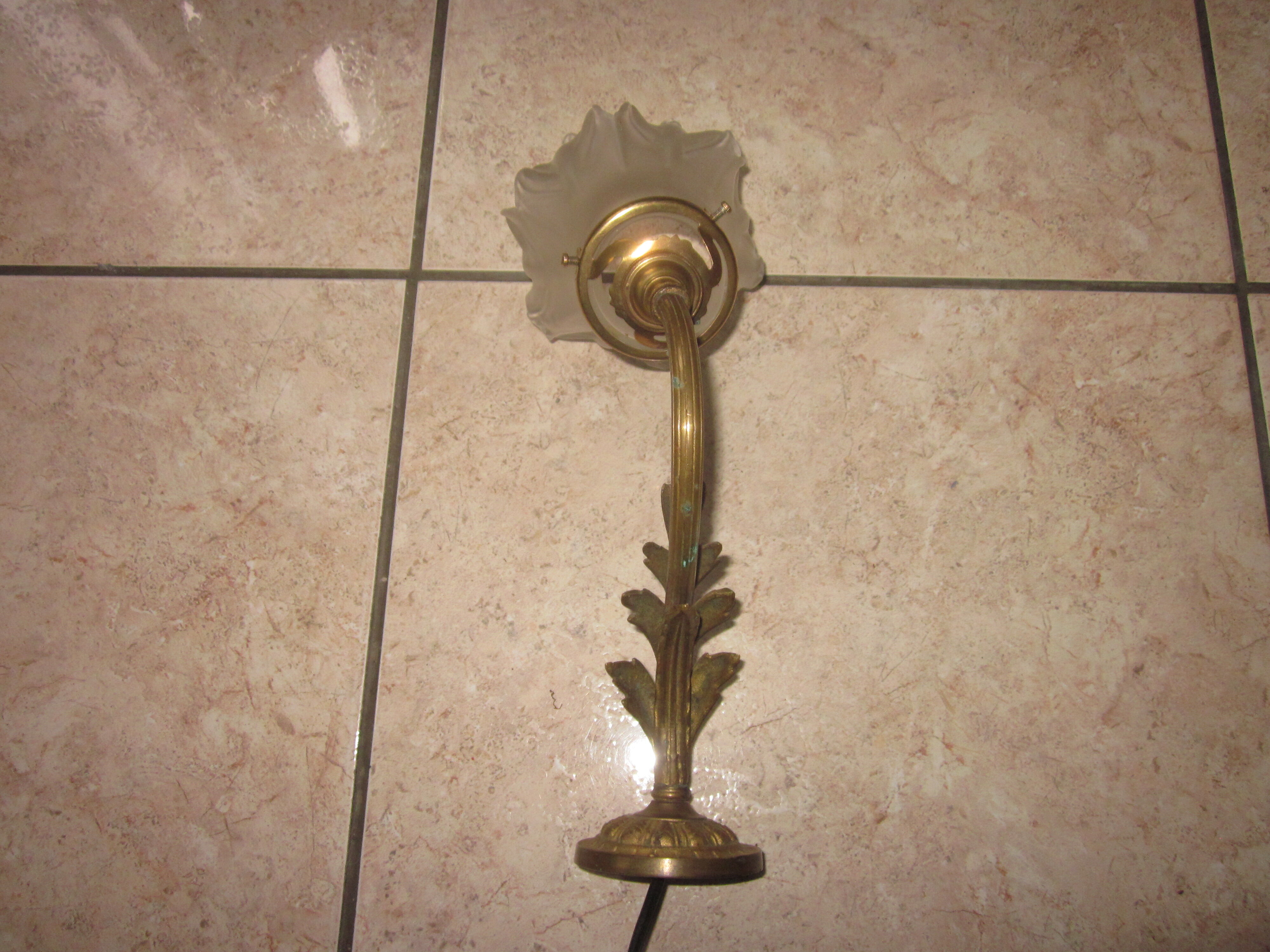 Antique bronze wall lamp