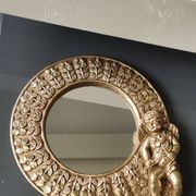 Shabby Chic round mirror. Putti/Cherub decor. Floral motifs. Dimensions: 20 x 20 cm.