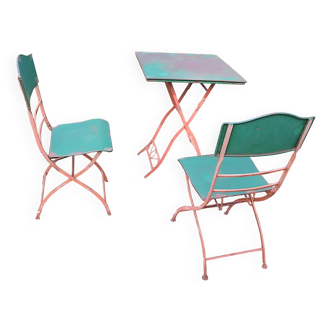 Table de jardin et 2 chaises en fer peint vieilli du milieu du siècle