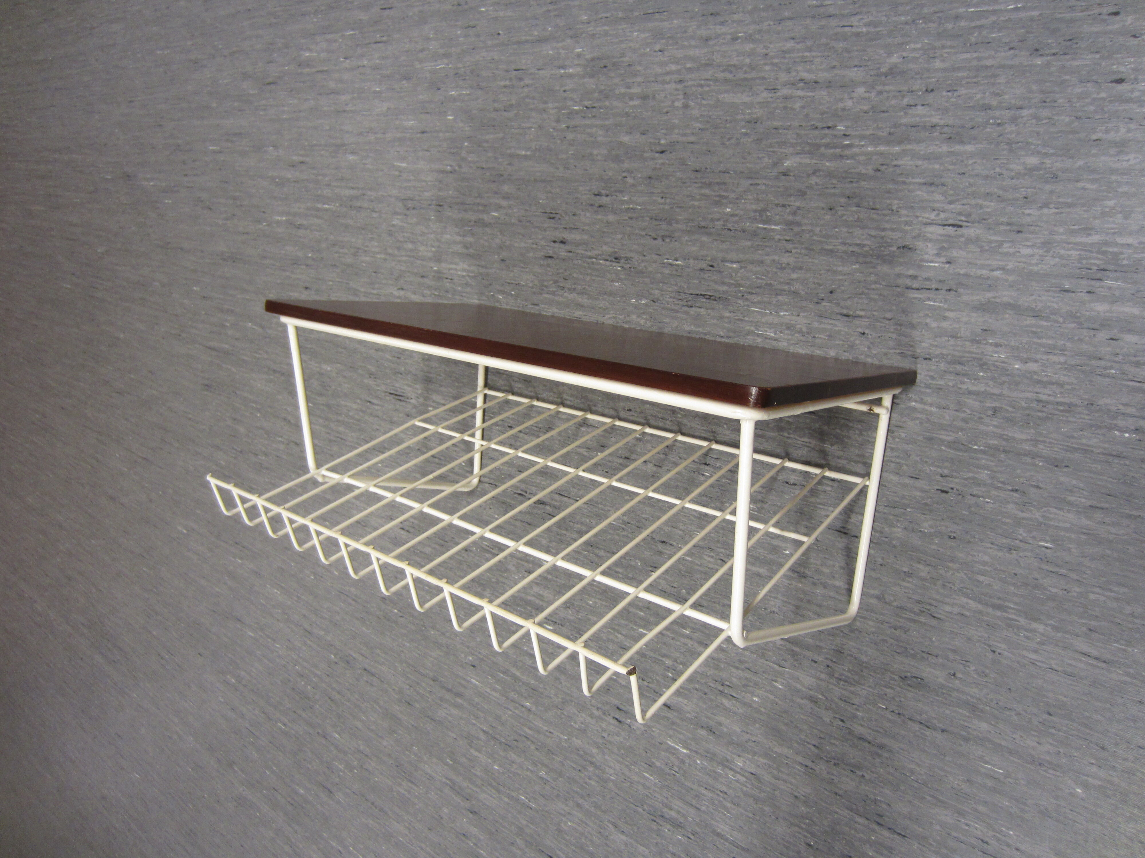 String-style Scandinavian wall tablet