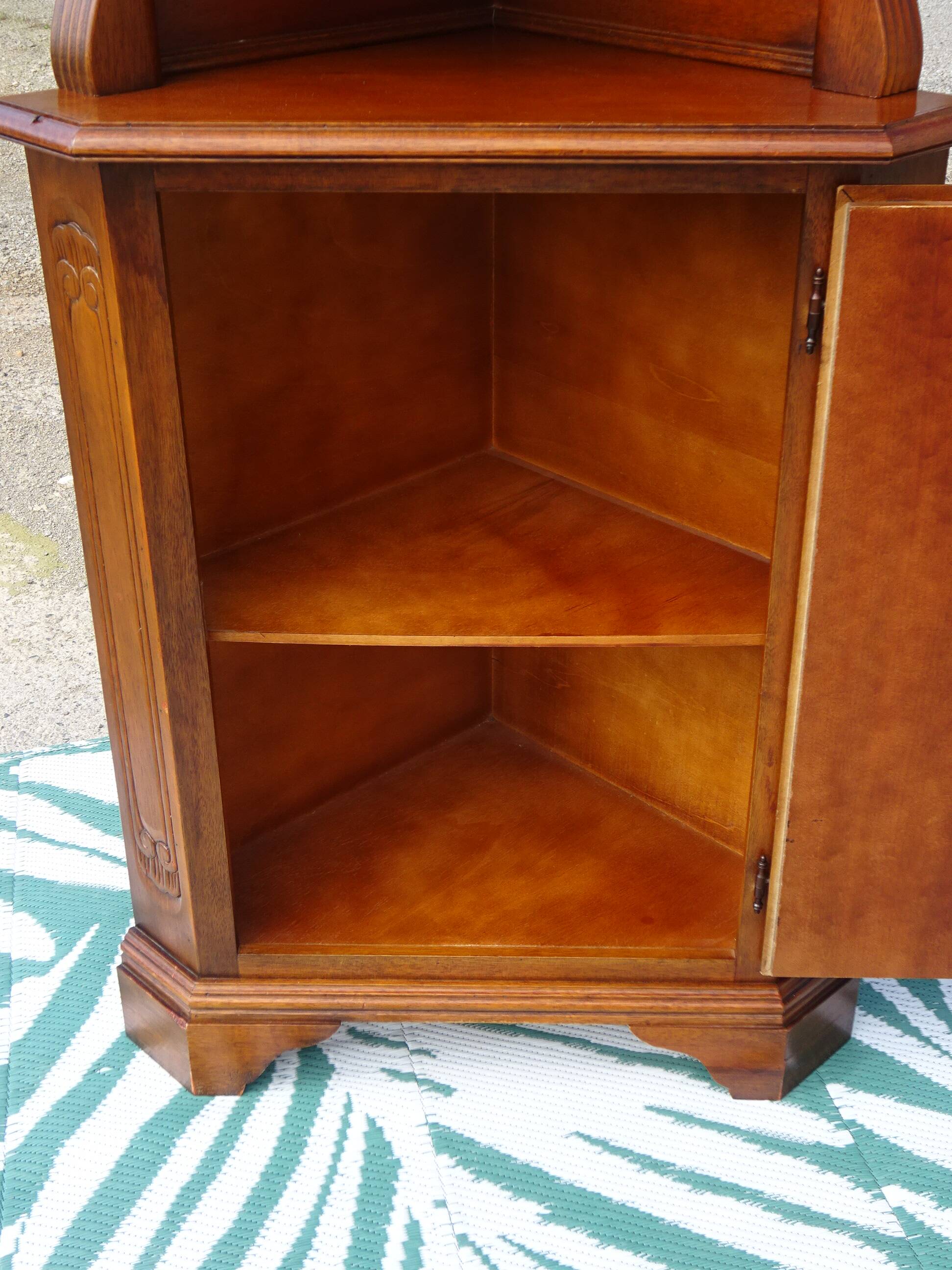 Corner two-body sideboard