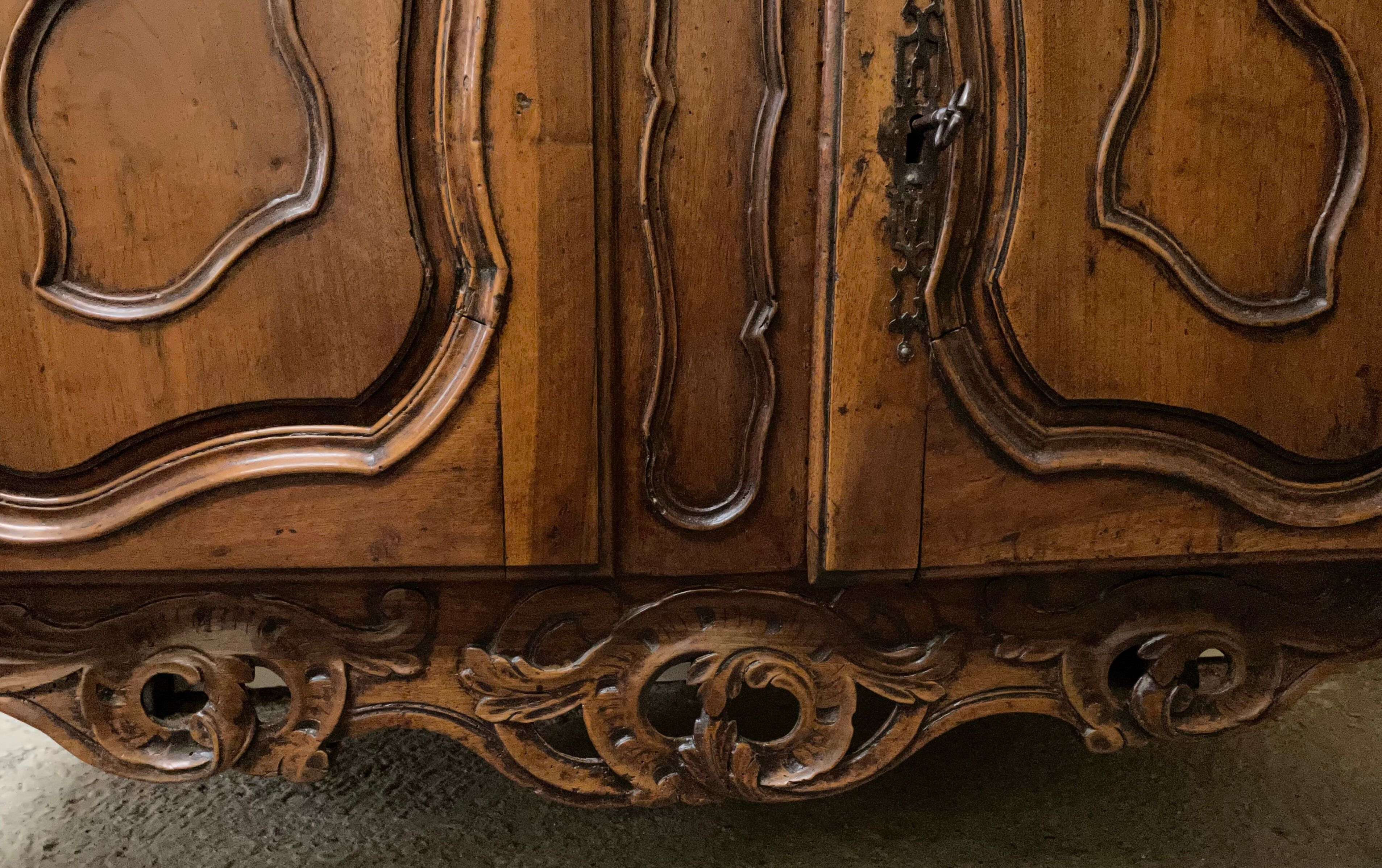 Provencal credenza in walnut eighteenth century