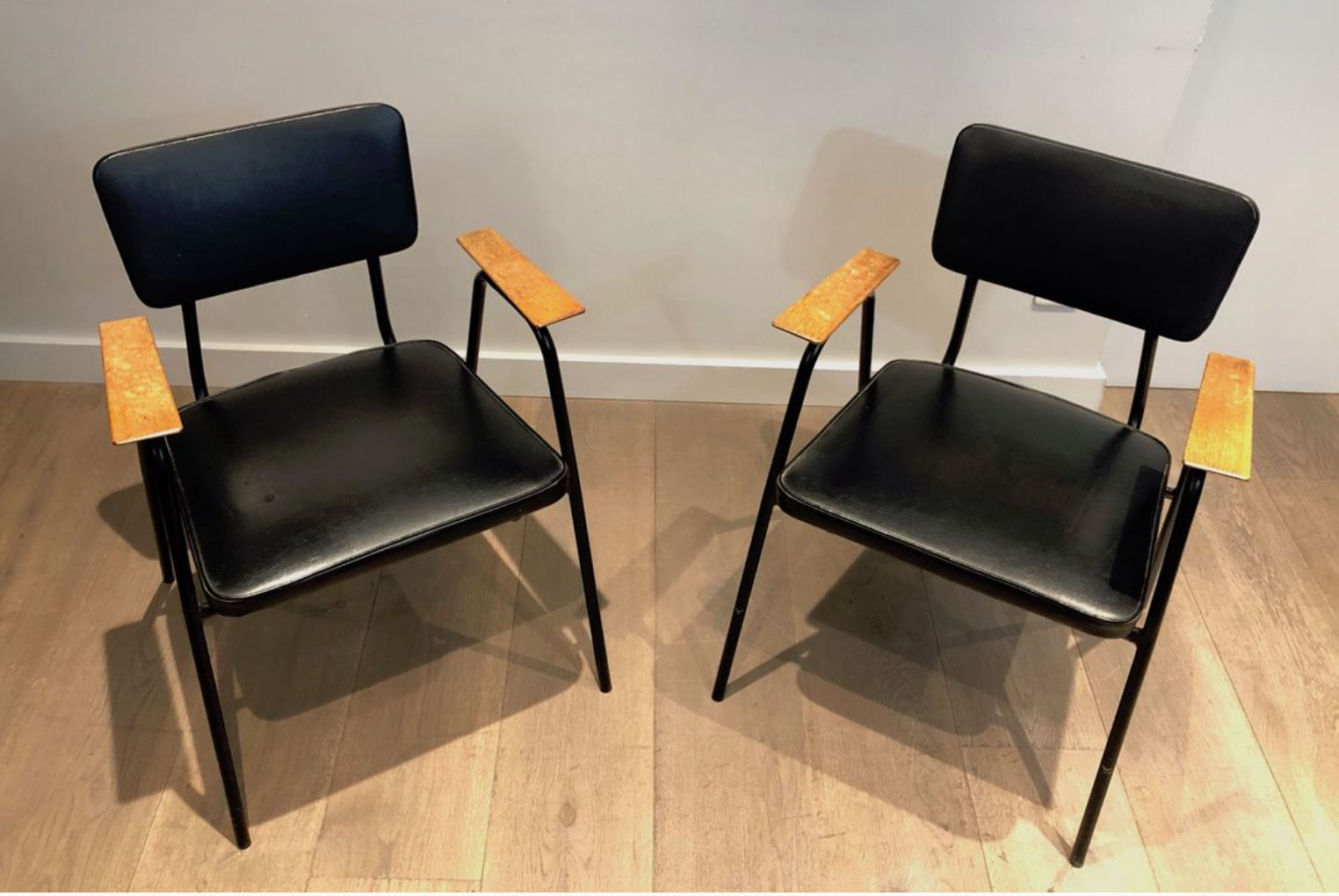 Paire de fauteuils laqués noirs Willy van de Meeren 1950