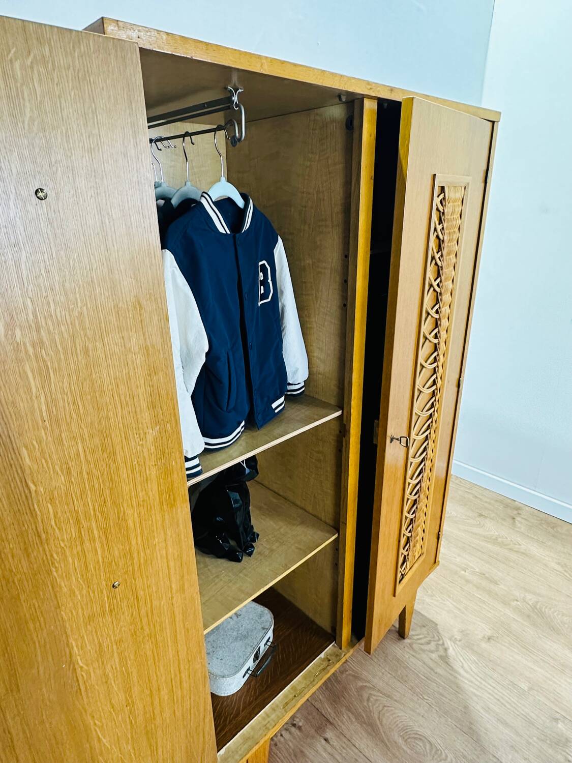 Armoire vintage