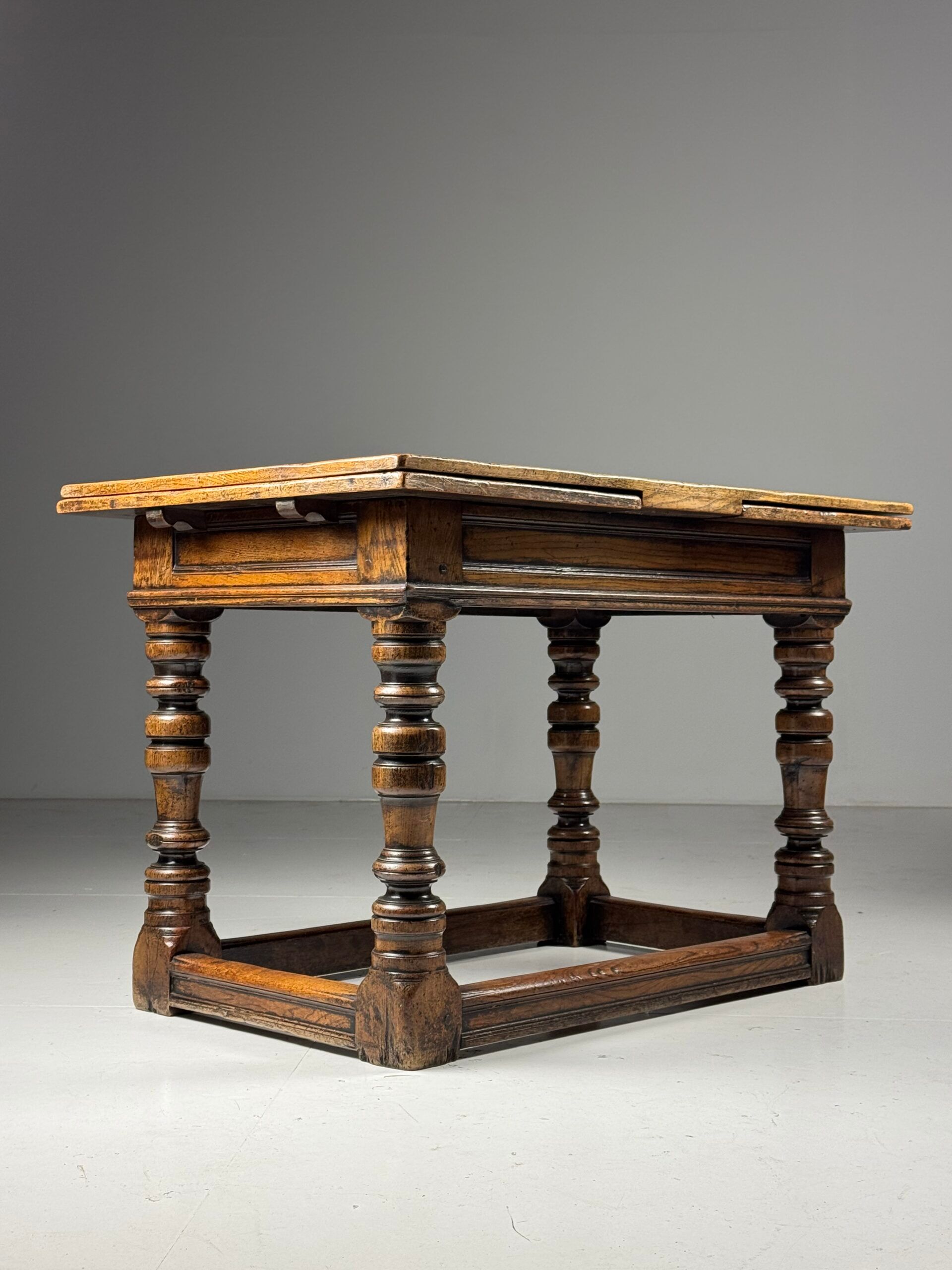 English extendable table ca. 1700