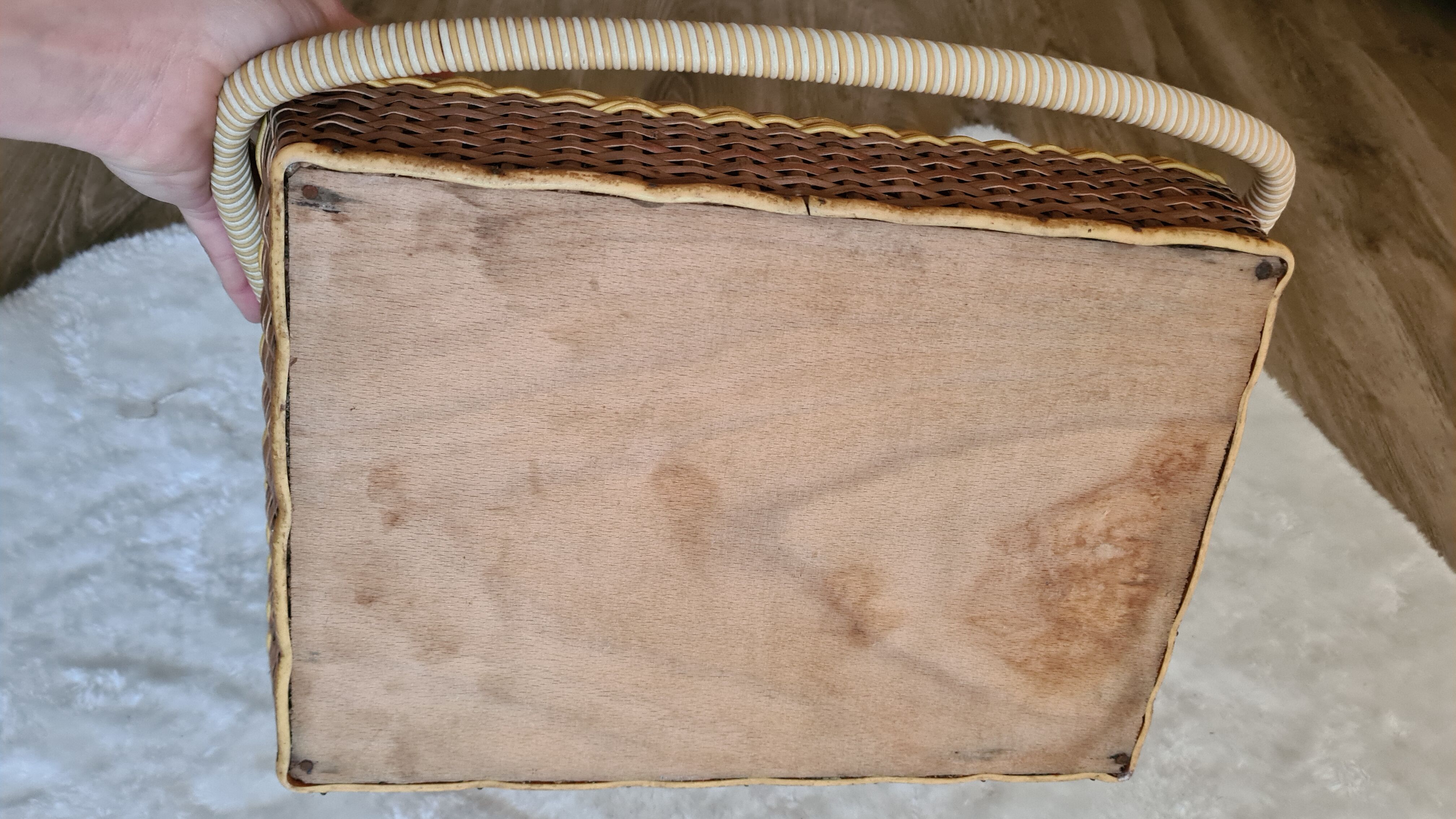 Old Wicker sewing box and scoubidou, vintage