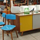 Pair of wooden and plastic chairs Ton Bystrice Thonet