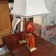 Lampe vers 1970 en fer et bois laqué ainsi que bronze
