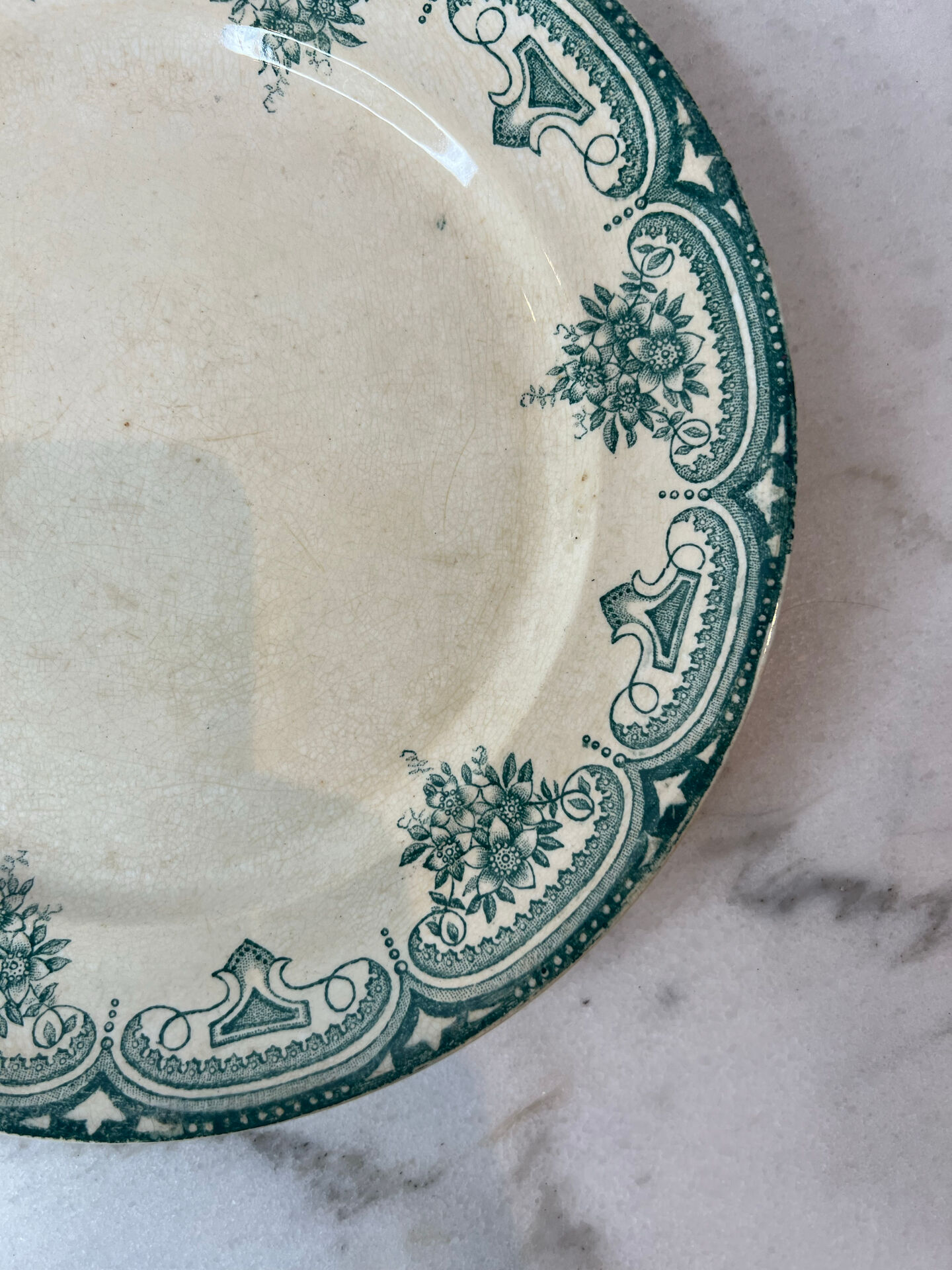 Assiette plate terre de fer Narcisses Onnaing