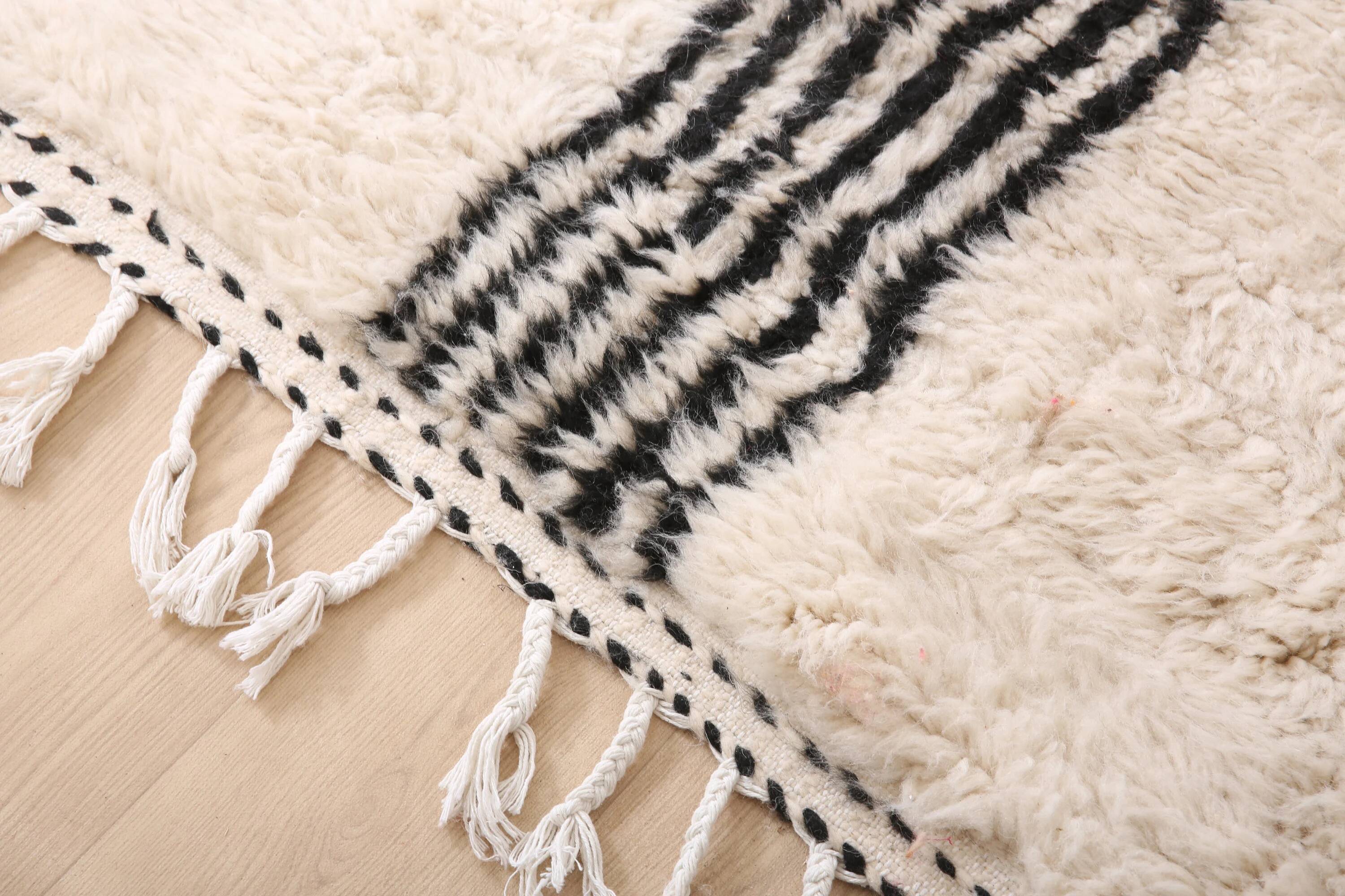 Moroccan rug made of natural wool, handmade, 2.5x1.5 m.