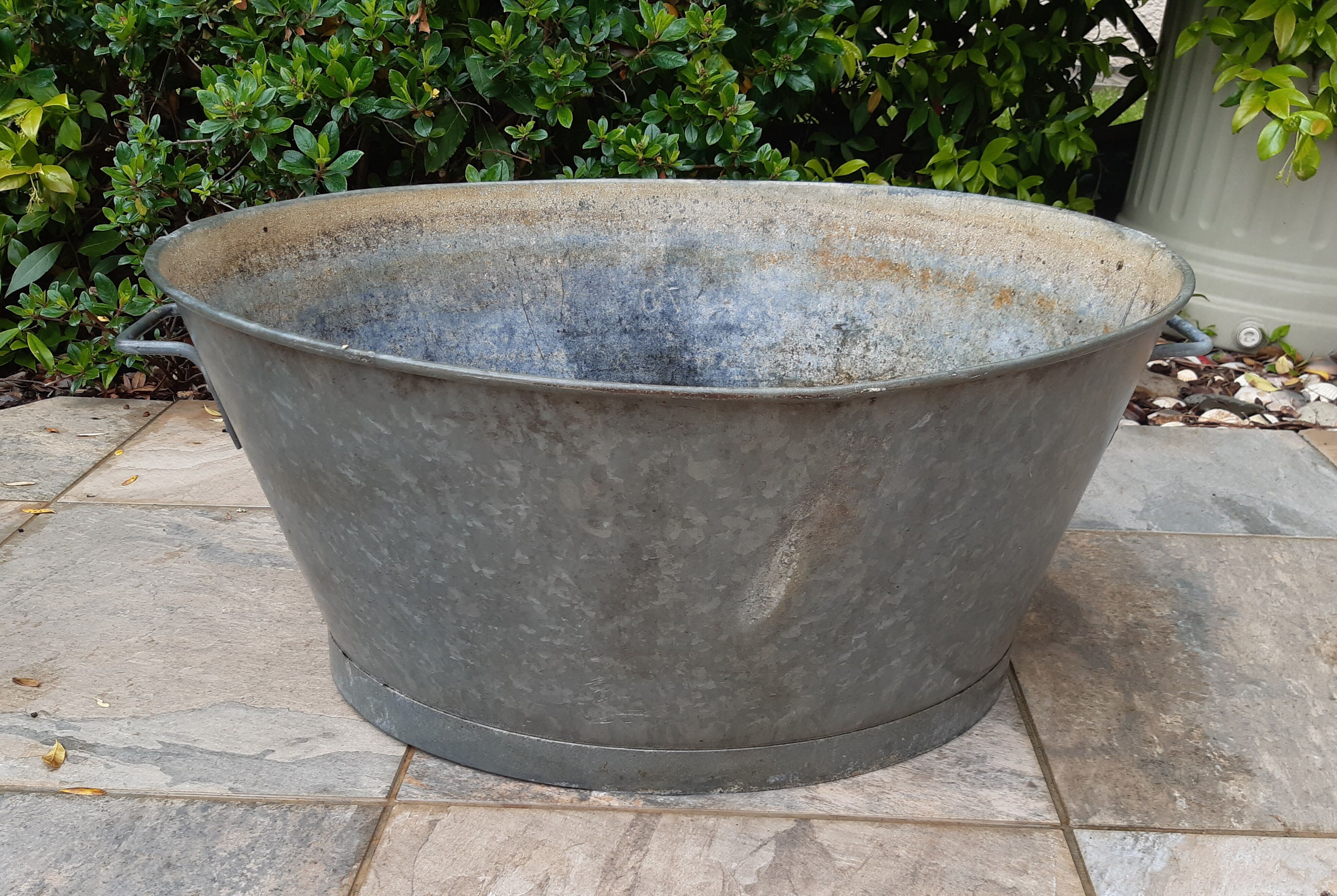 Beautiful and large old basin, 70-litre zinc vat.