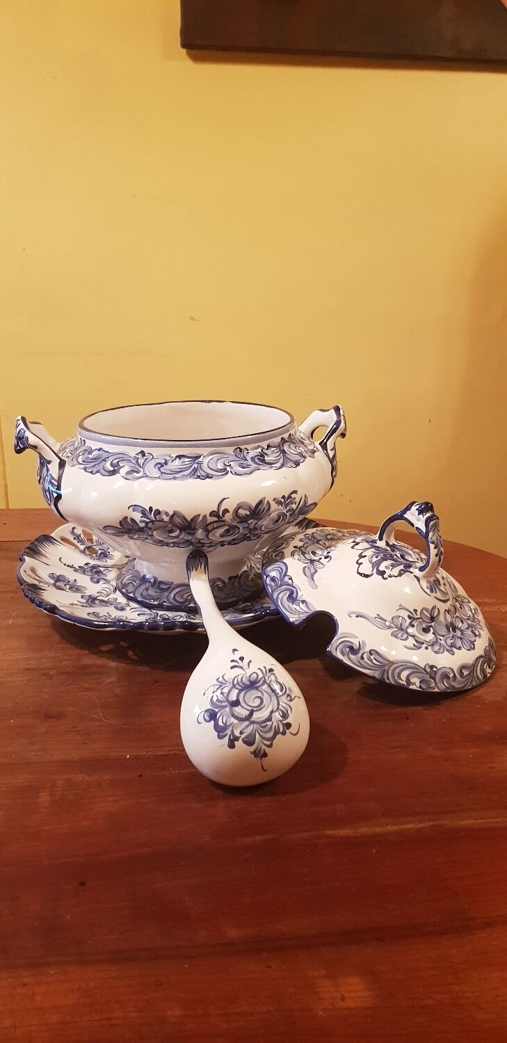 Tureen signed vestal. origin portugal.