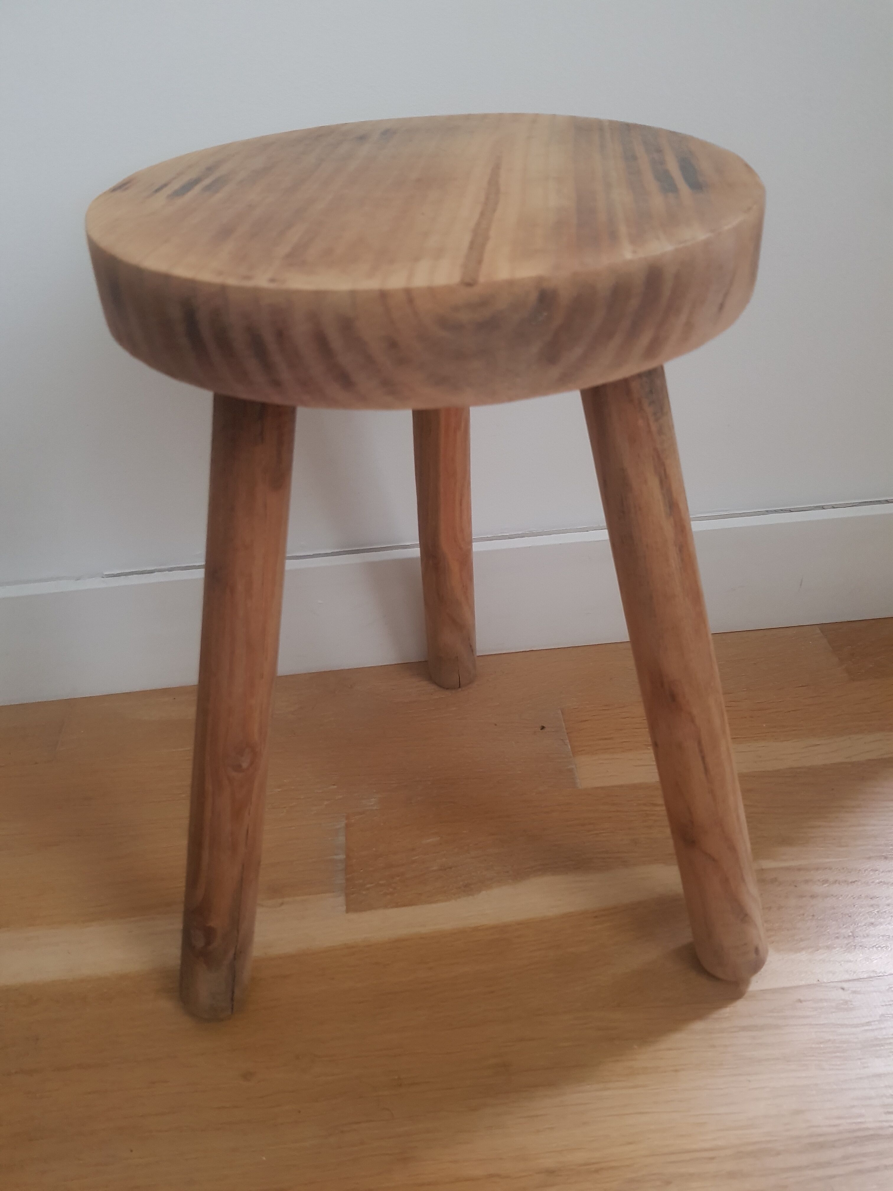 Tabouret de ferme tripode