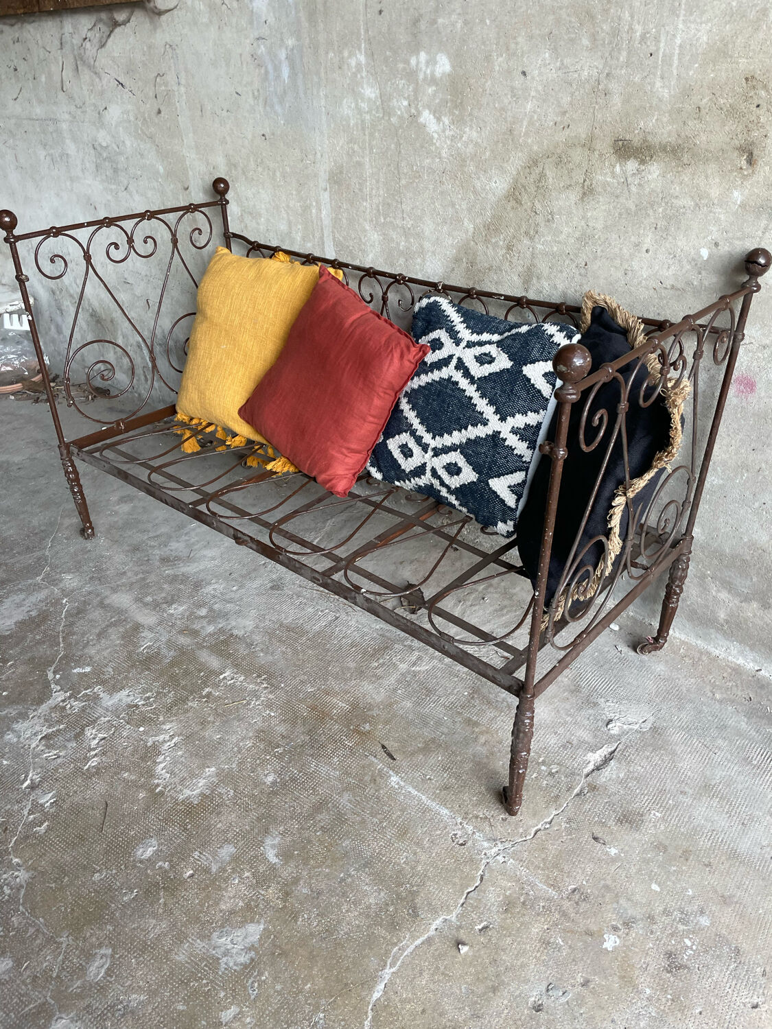 Evolutionary baby cot