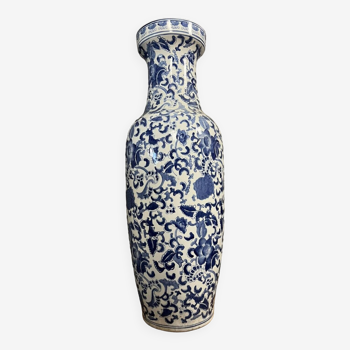 Vase en porcelaine de Chine bleu et blanc à décor de fleurs dans des branchages