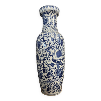 Vase en porcelaine de Chine bleu et blanc à décor de fleurs dans des branchages