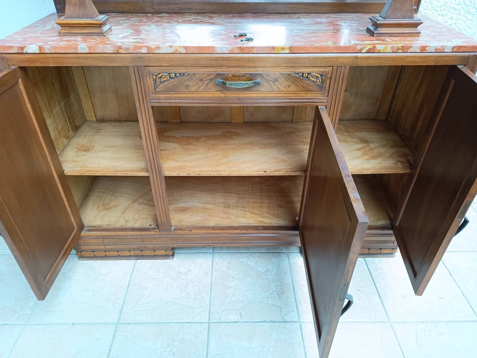 Buffet vaisselier époque Art Déco en ronce de noyer