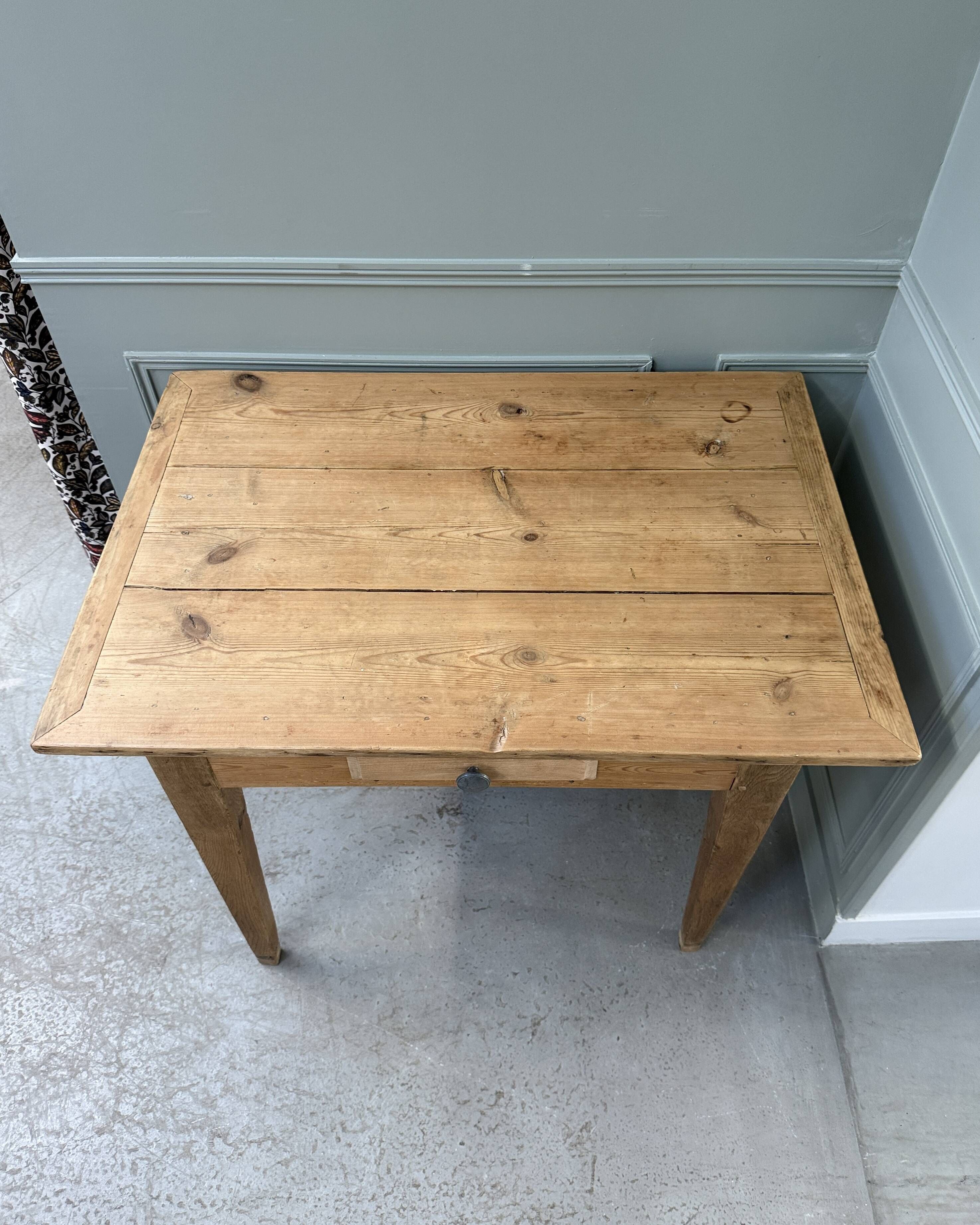 Petit bureau vintage en chêne et pin massif (rénové)