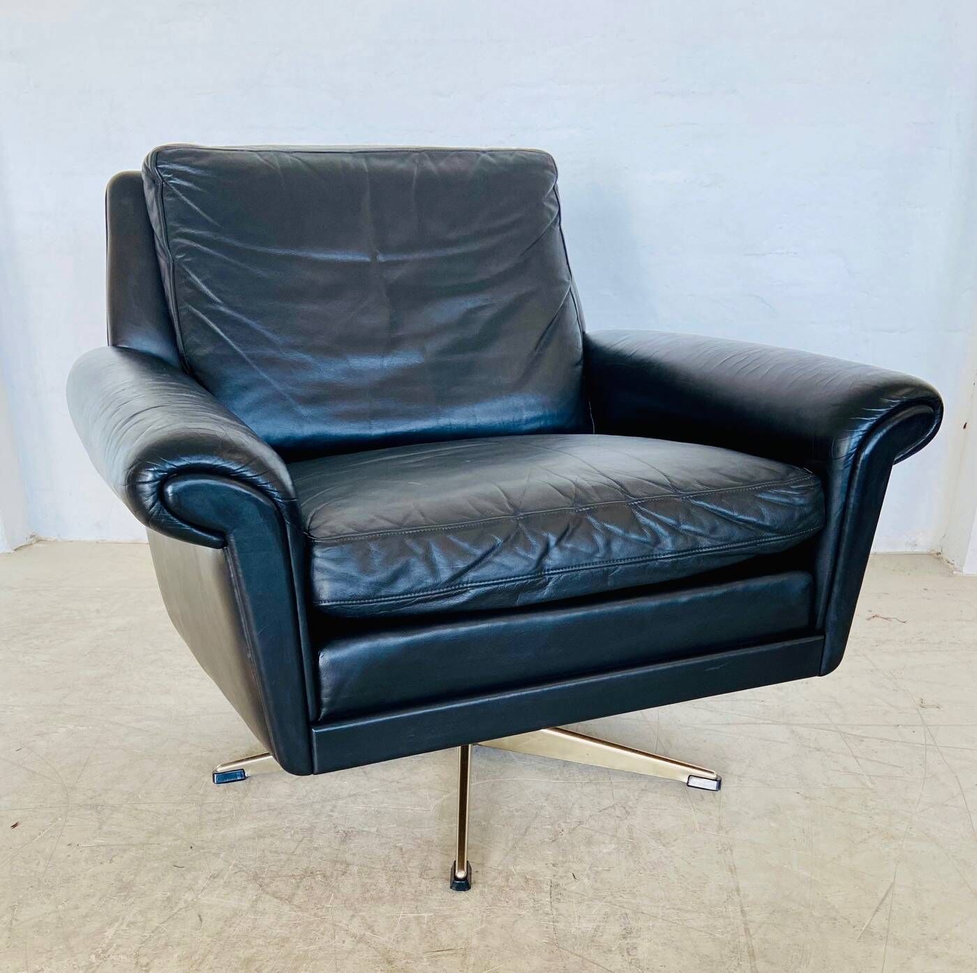 Vintage Danish mid-century leather lounge chair in black leather by G. Thams 1975