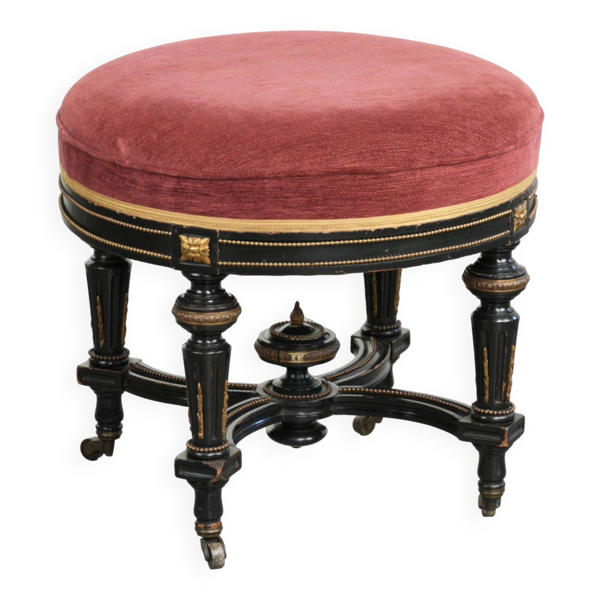 Tabouret anglais ancien avec un siège en tissu rouge et une base en bois noir.