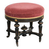 Tabouret anglais ancien avec un siège en tissu rouge et une base en bois noir.