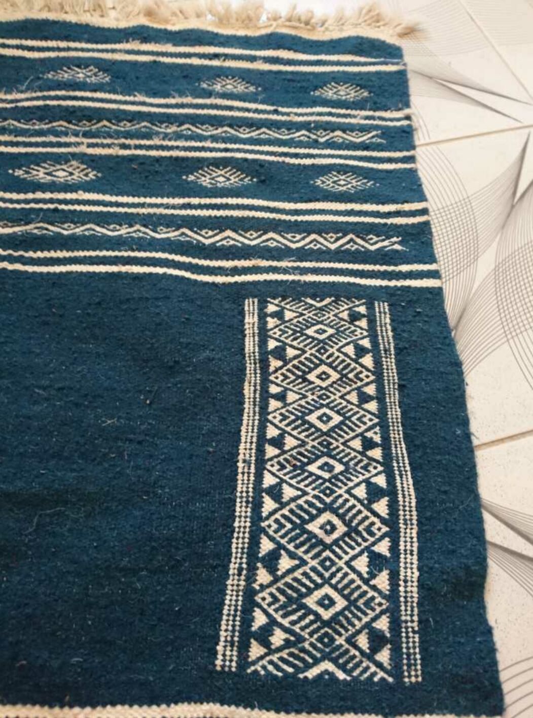 Tapis berbère kilim bleu et blanc 104 x 58 cm