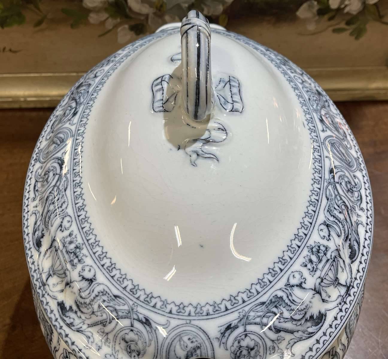 Important English Minton porcelain soup tureen, Florentine pattern