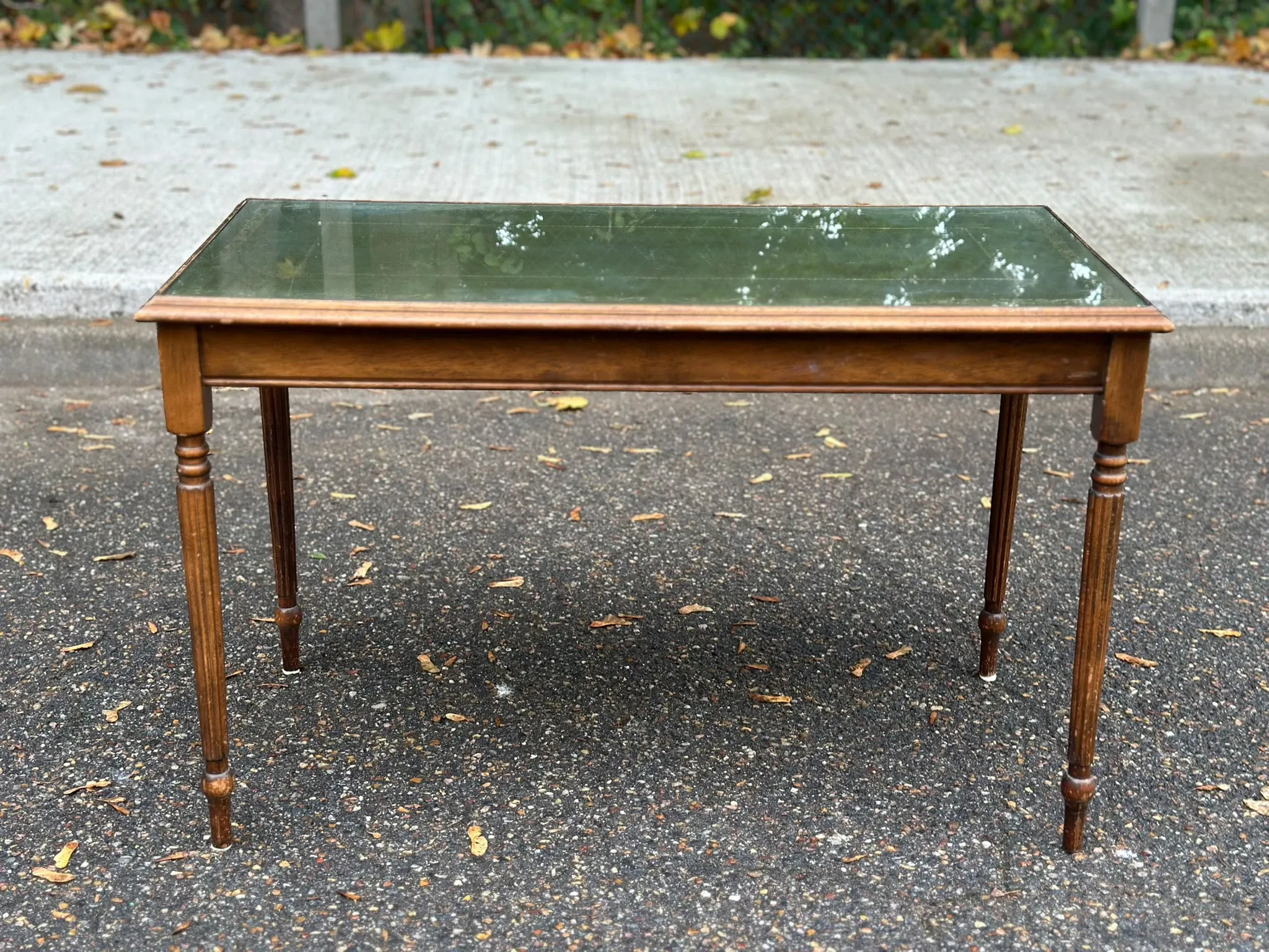 English Regency style coffee table in green leather with gilding and glass from the 1960s.