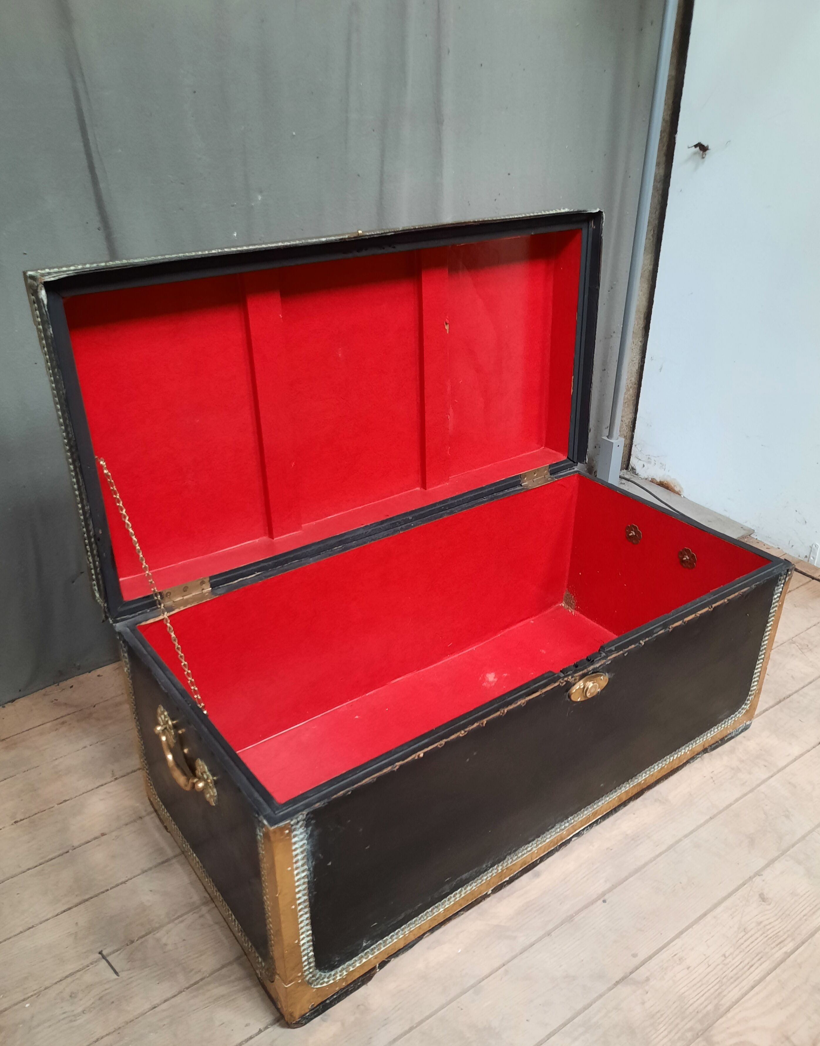 Chest in blackened wood and brass