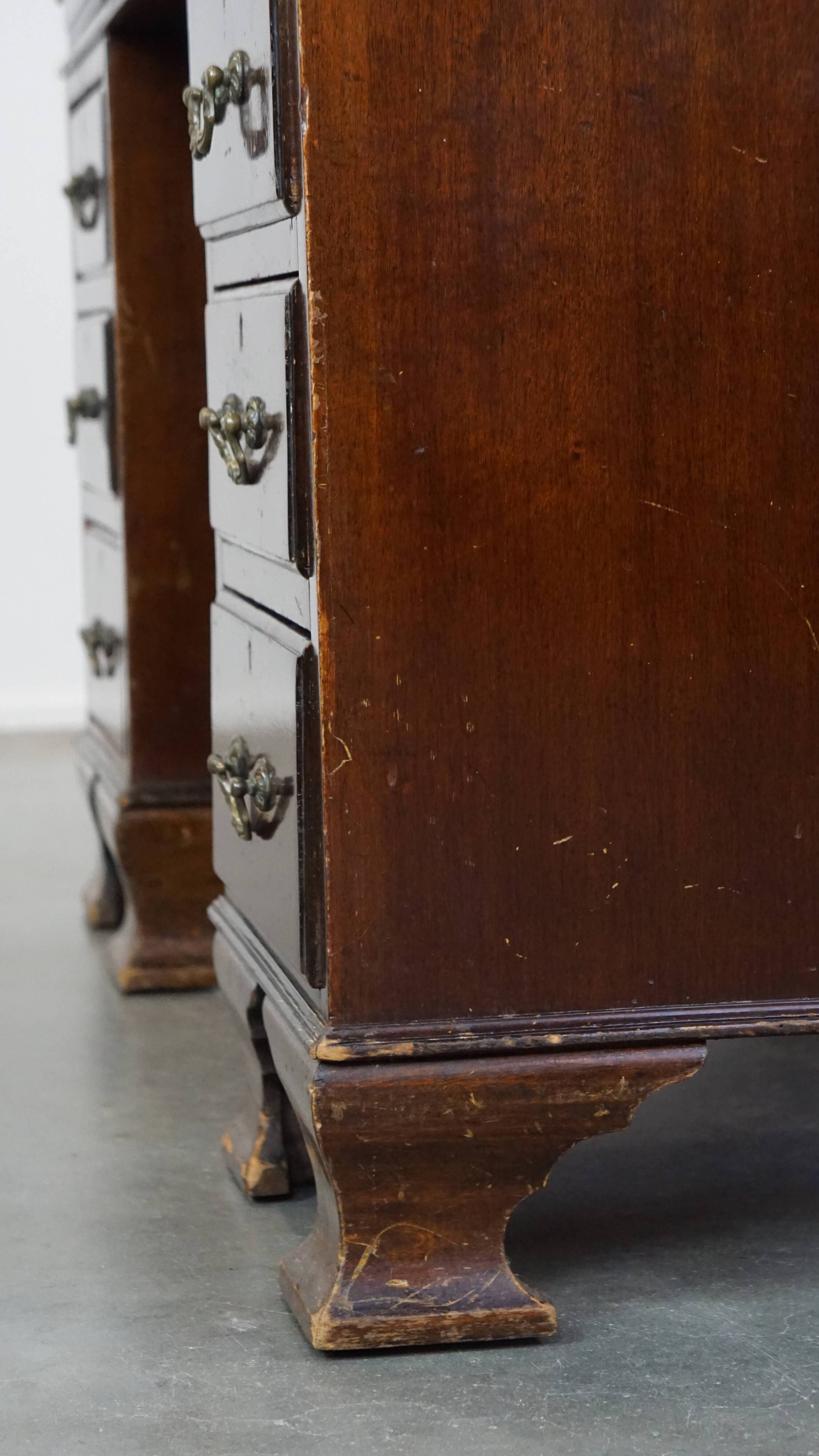 Bureau anglais 9 tiroirs en bois et cuir