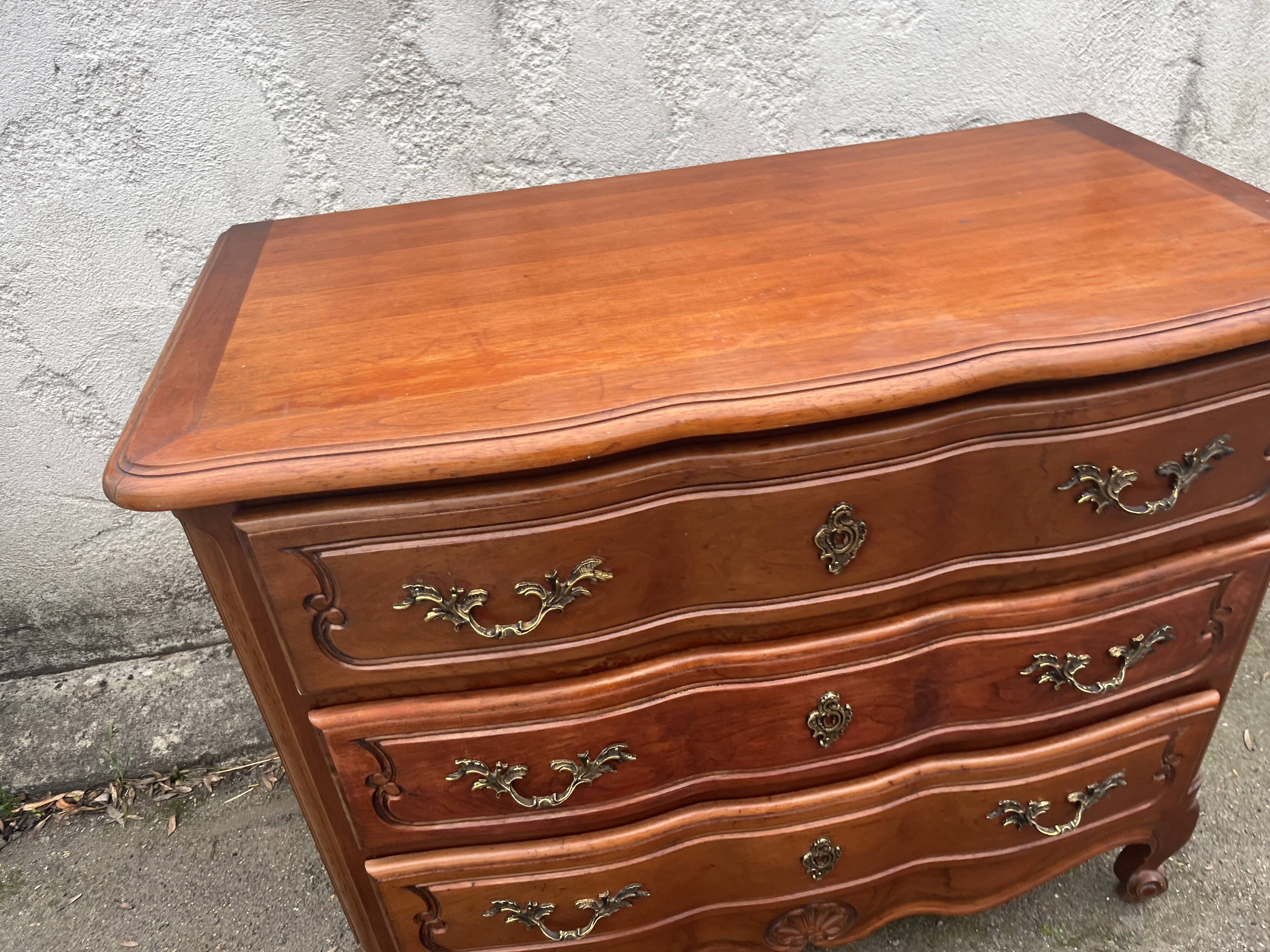 Commode en bois à trois tiroirs, style Louis XV, poignées en laiton