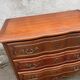 Commode en bois à trois tiroirs, style Louis XV, poignées en laiton