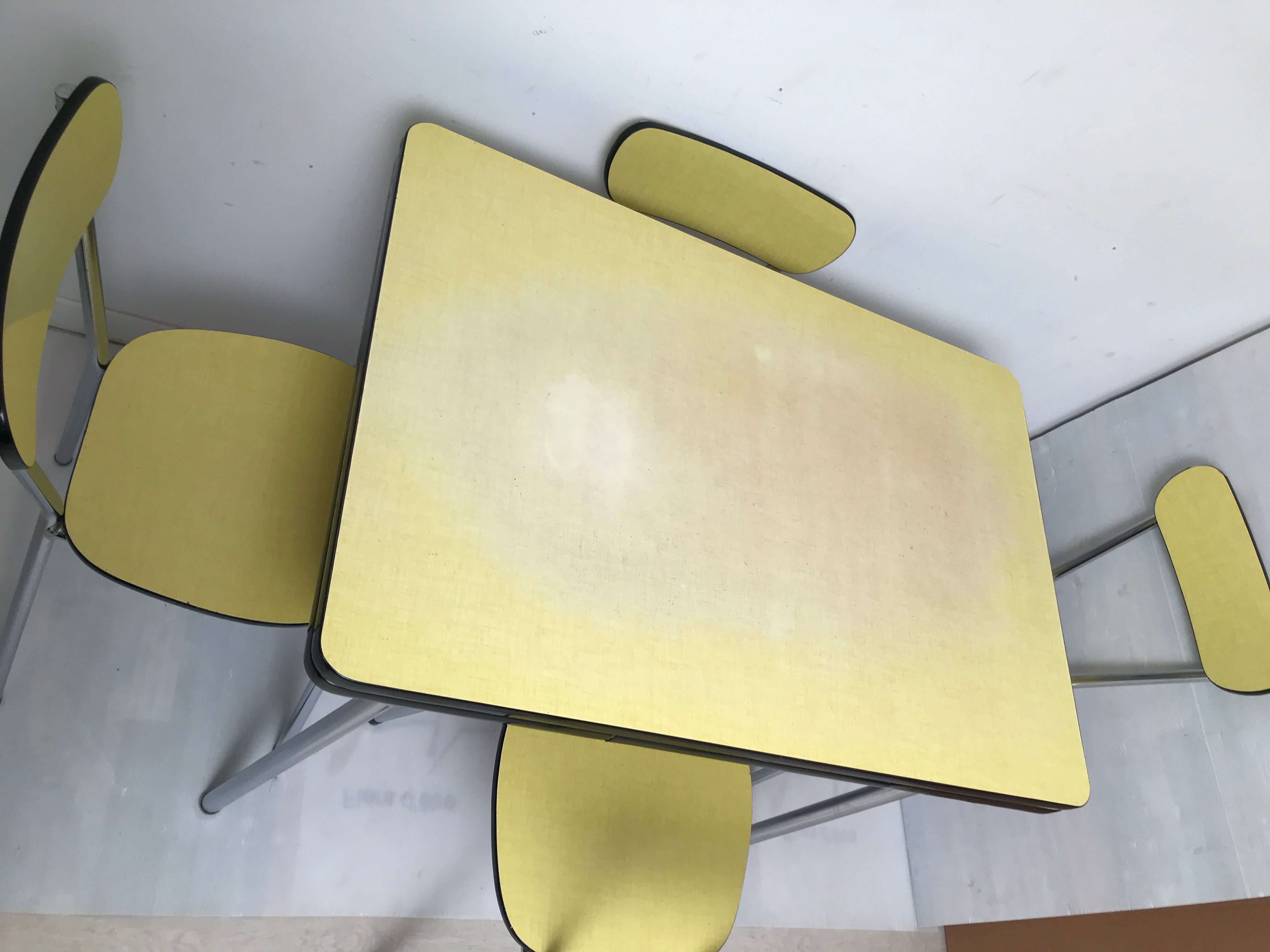 Table en formica jaune moutarde  des années 50- 60