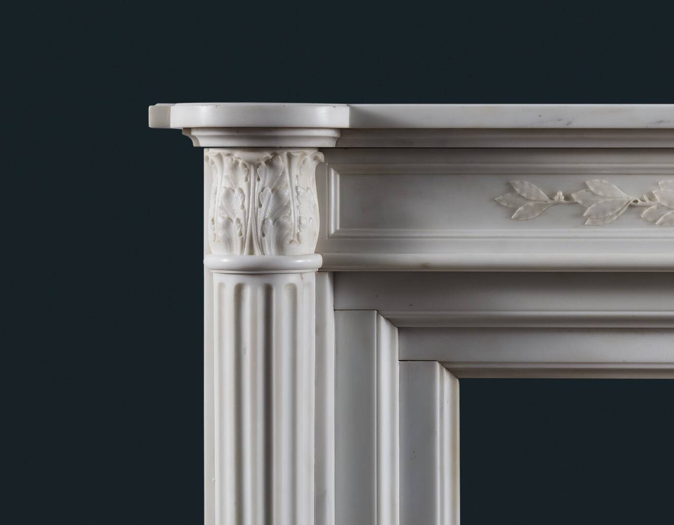 Cheminée en marbre statuaire de style Louis XVI