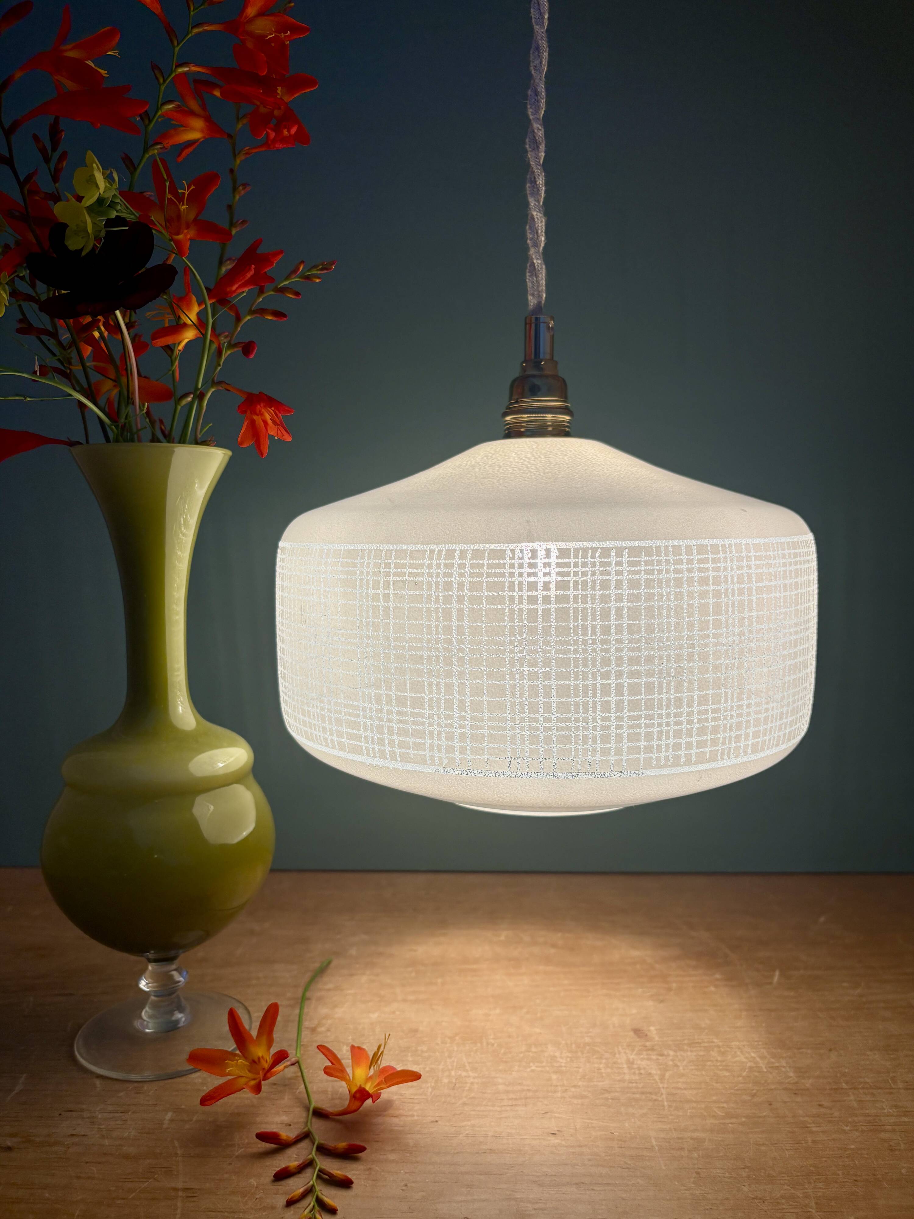 Suspension globe vintage en opaline blanche