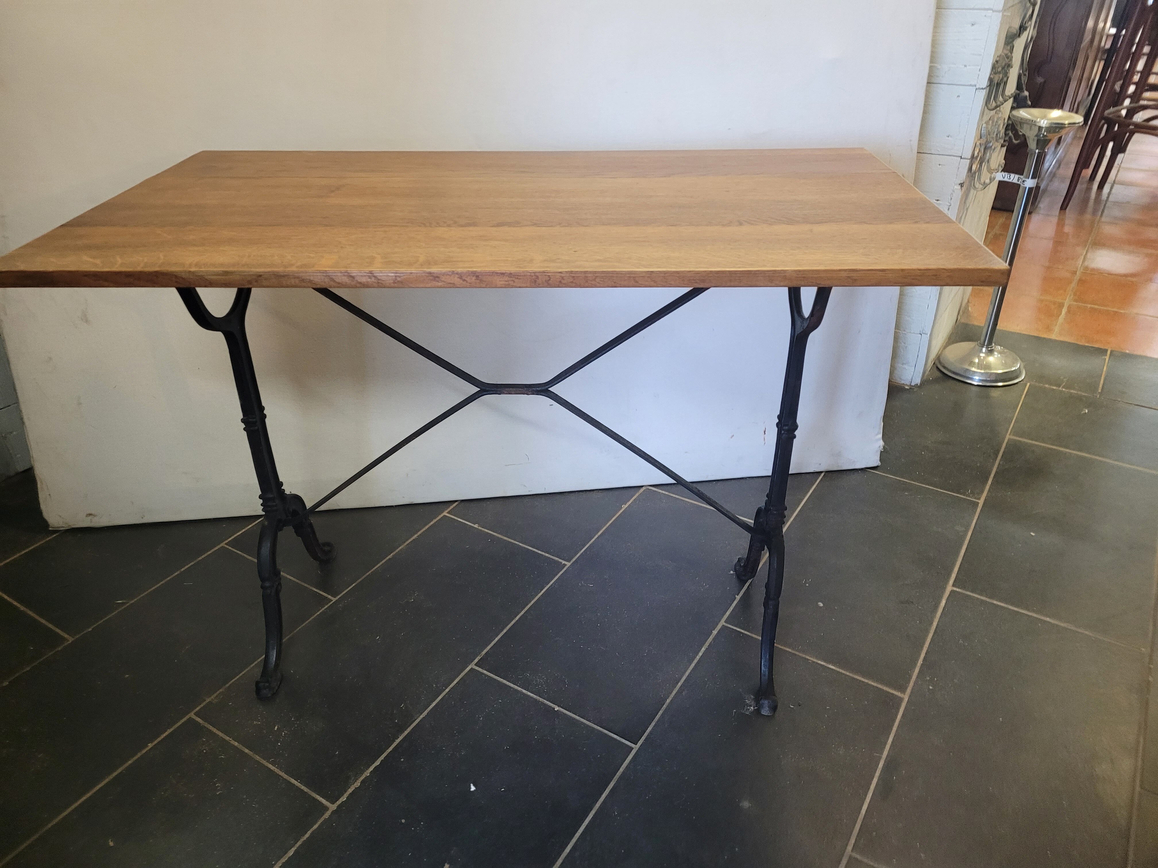 Table bistrot piètement fonte dessus en chêne