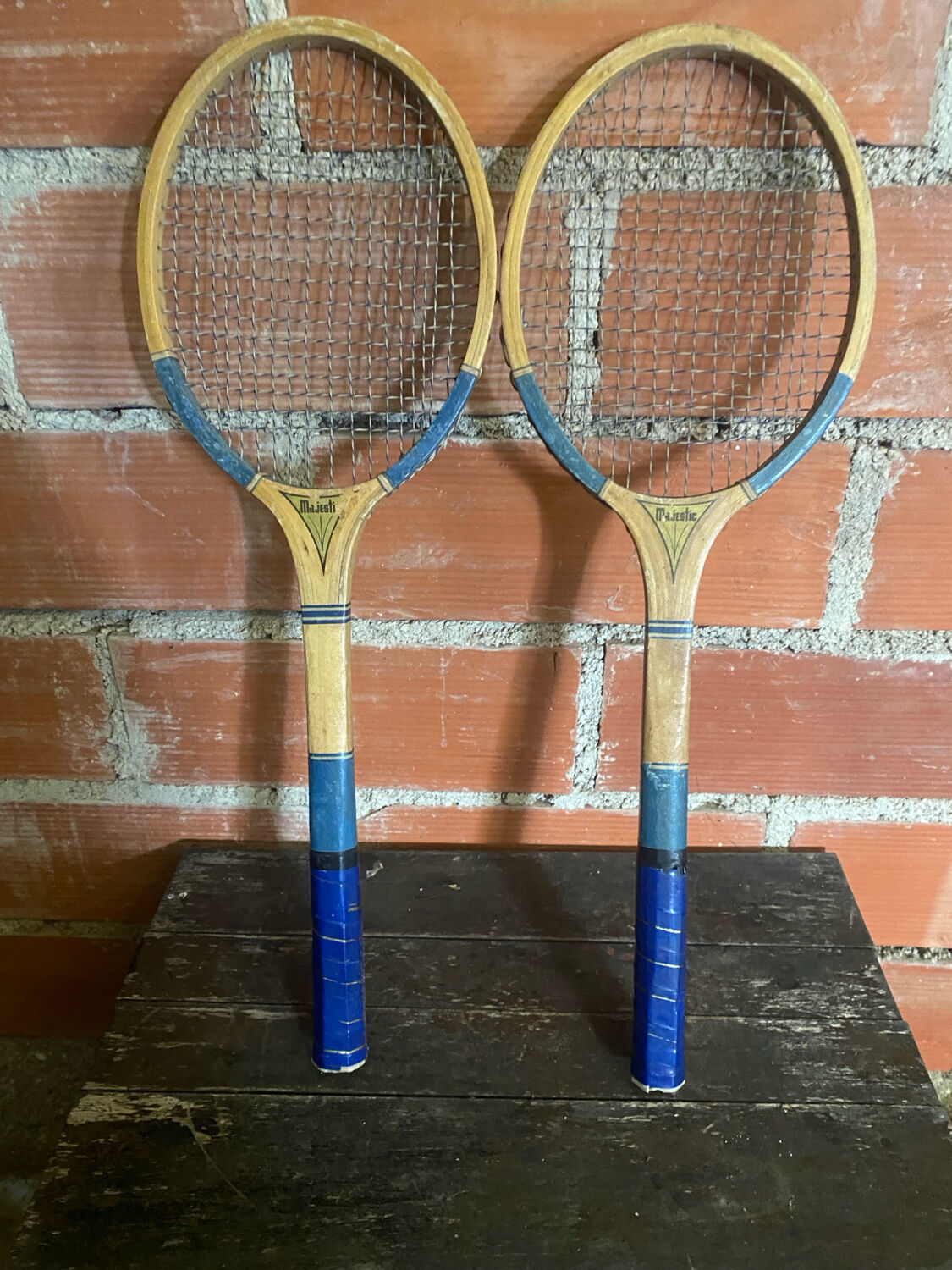 Paire de raquettes de tennis anciennes Majestic en bois, années 50