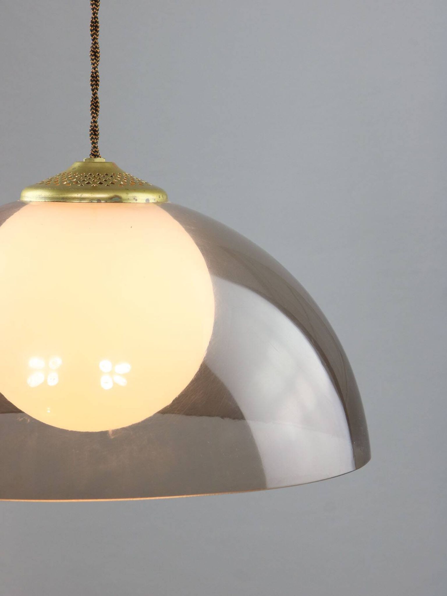 Lampe à suspension italienne en laiton, opaline et plexiglas de l'ère spatiale