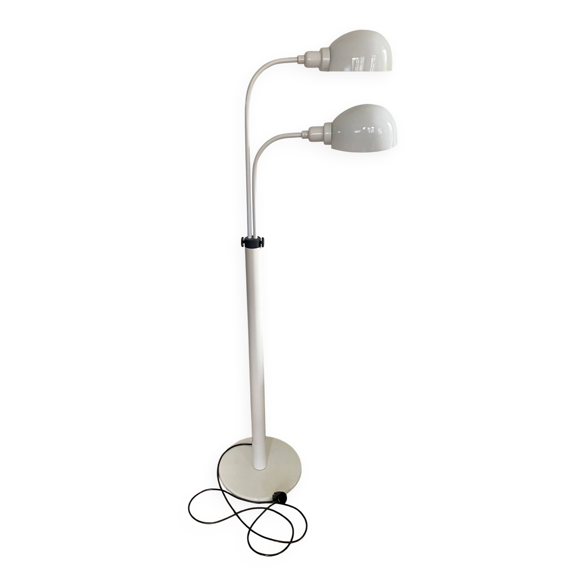 Lampadaire blanc sur pied avec bras rotatifs et abat-jours.
