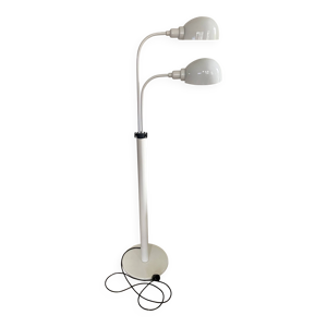 lampadaire blanc sur