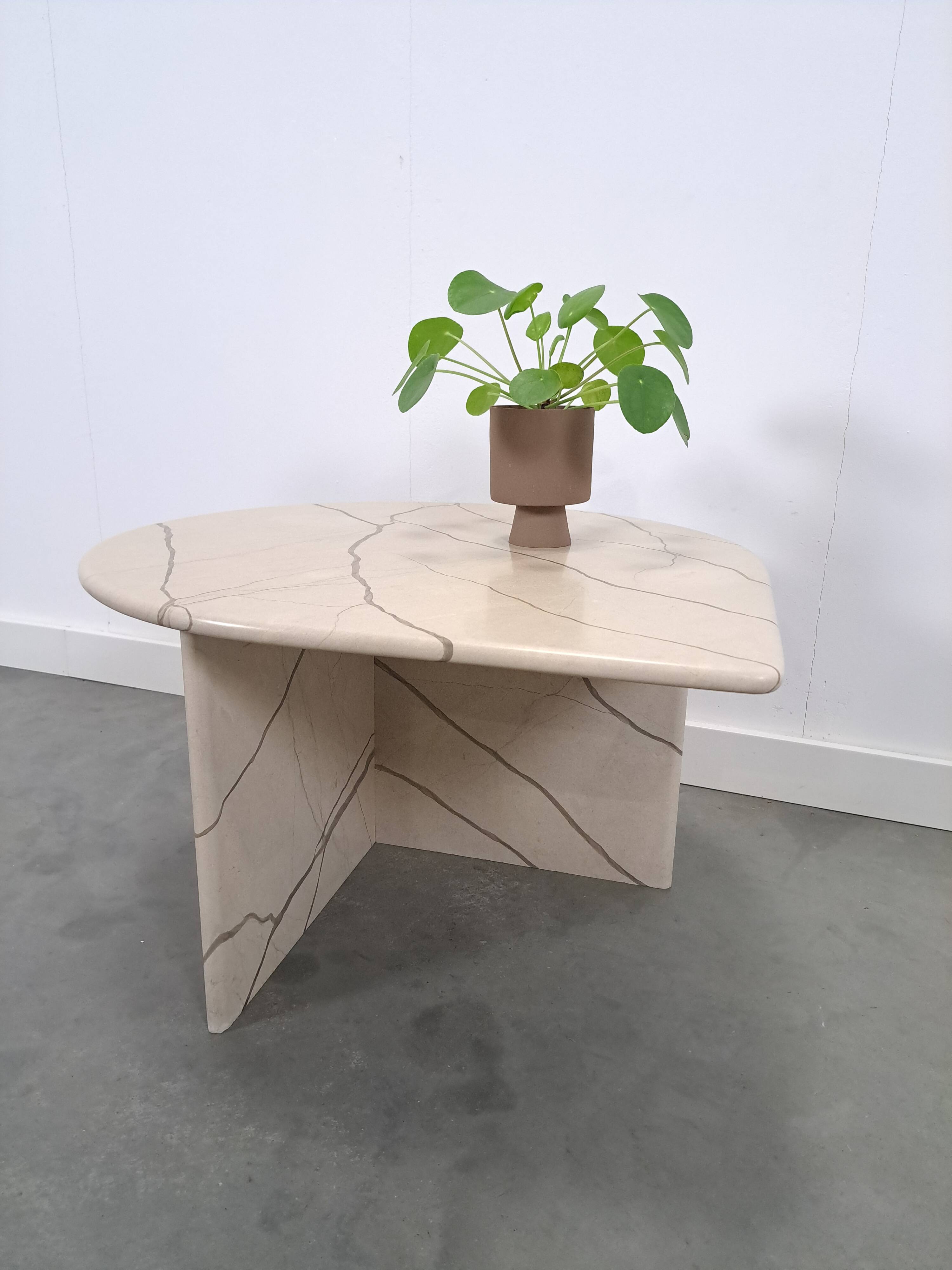 Marmeren druppelvormige tafel