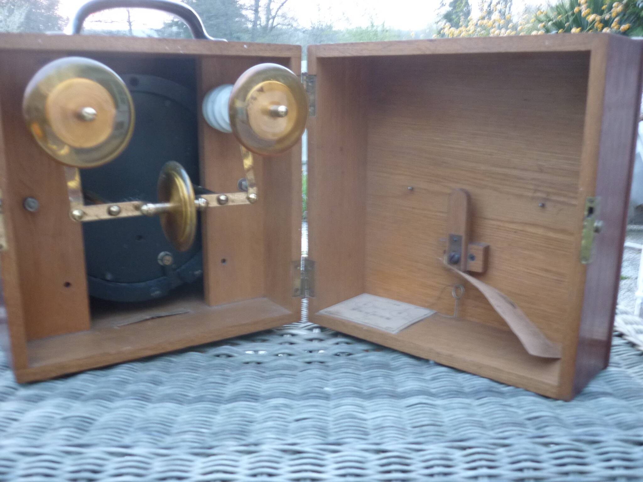 Old instrument box kV 0-25 / R33 porcelain-insulators