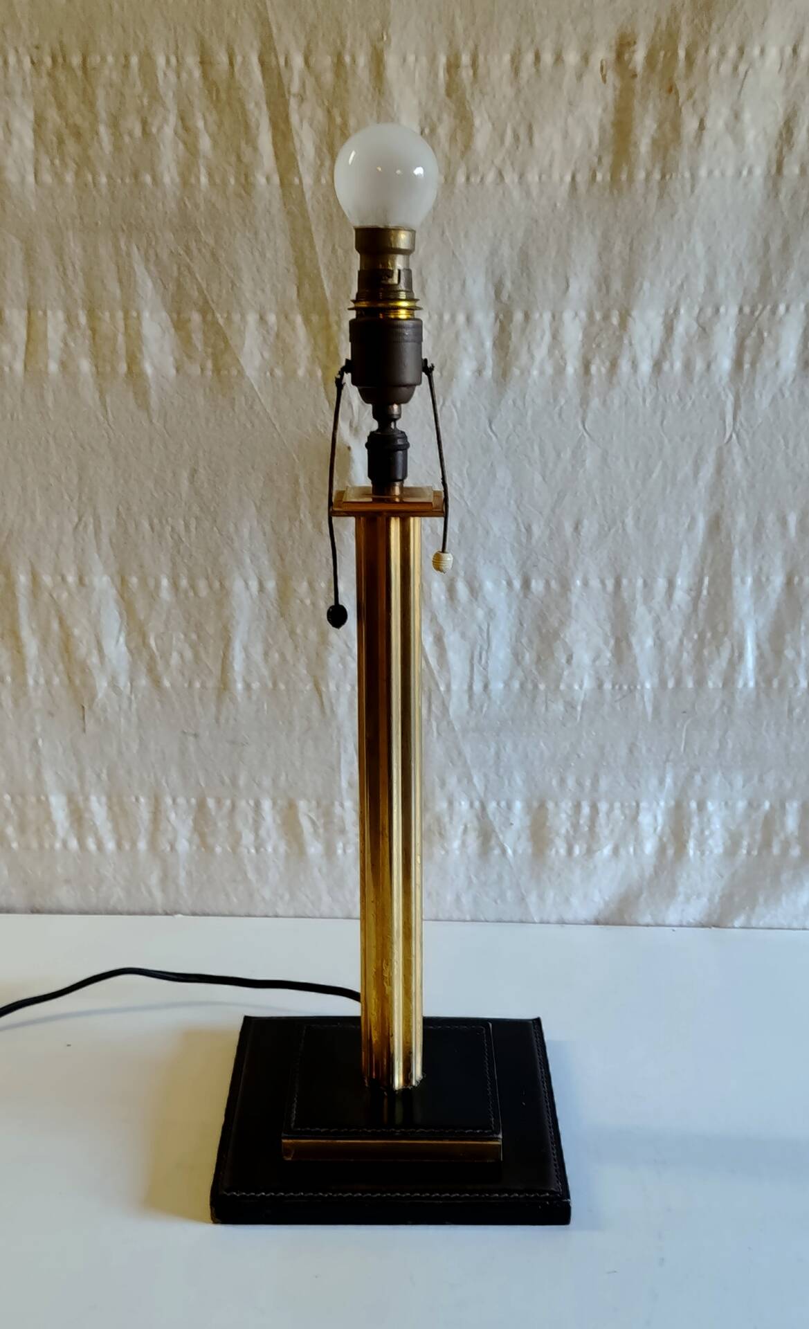 Table lamp base in leather and brass - 50s design